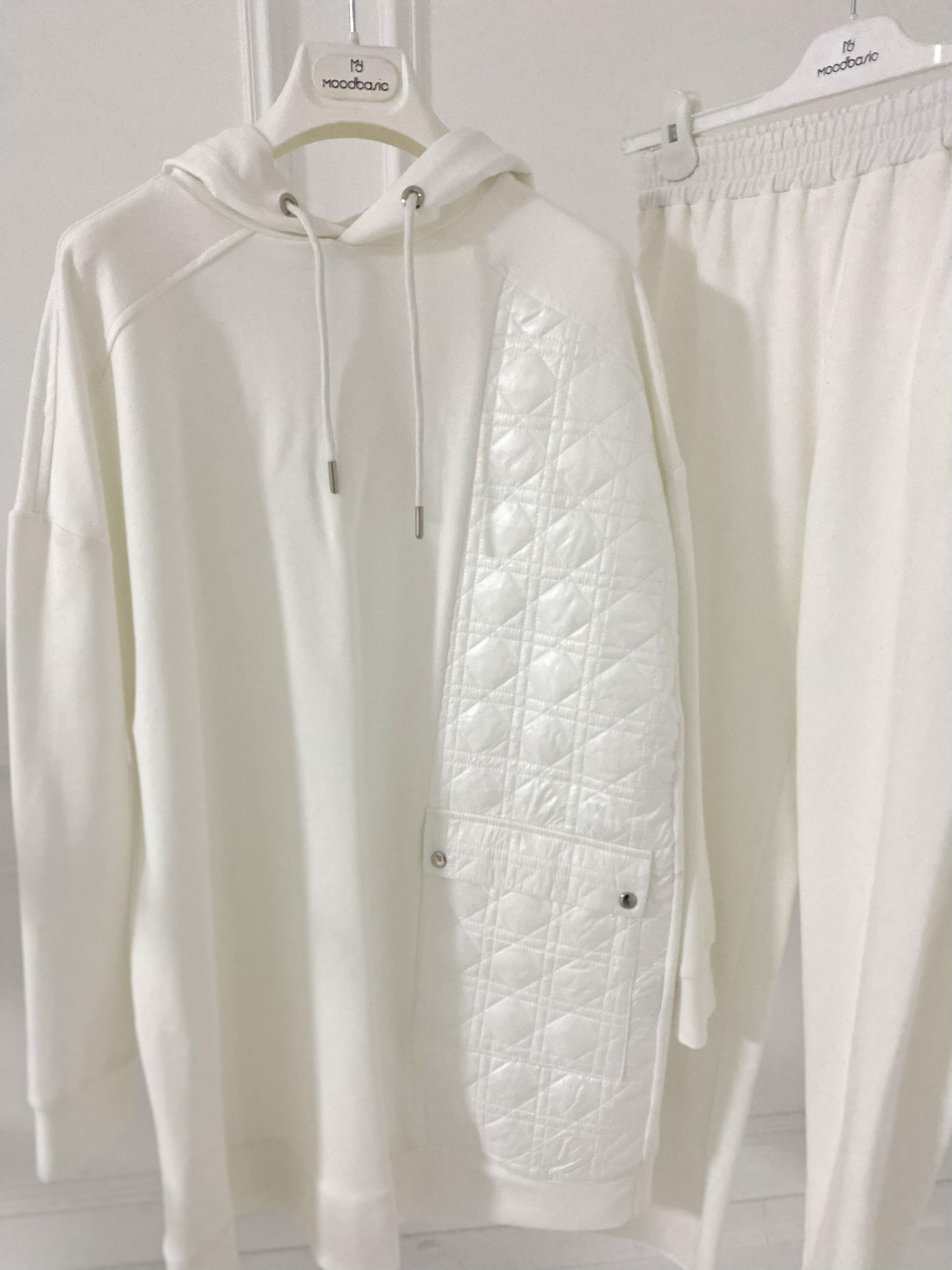 KAPİTONE DETAYLI TAKIM