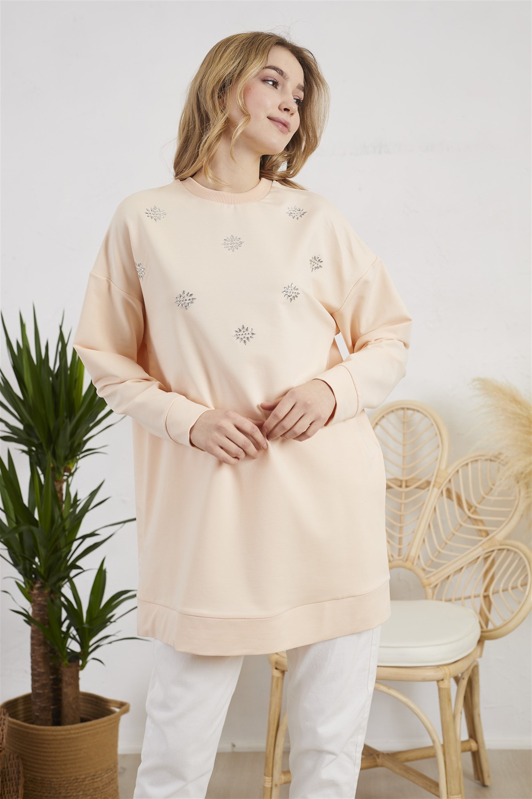 TAŞ DETAYLI SWEATSHIRT · 2