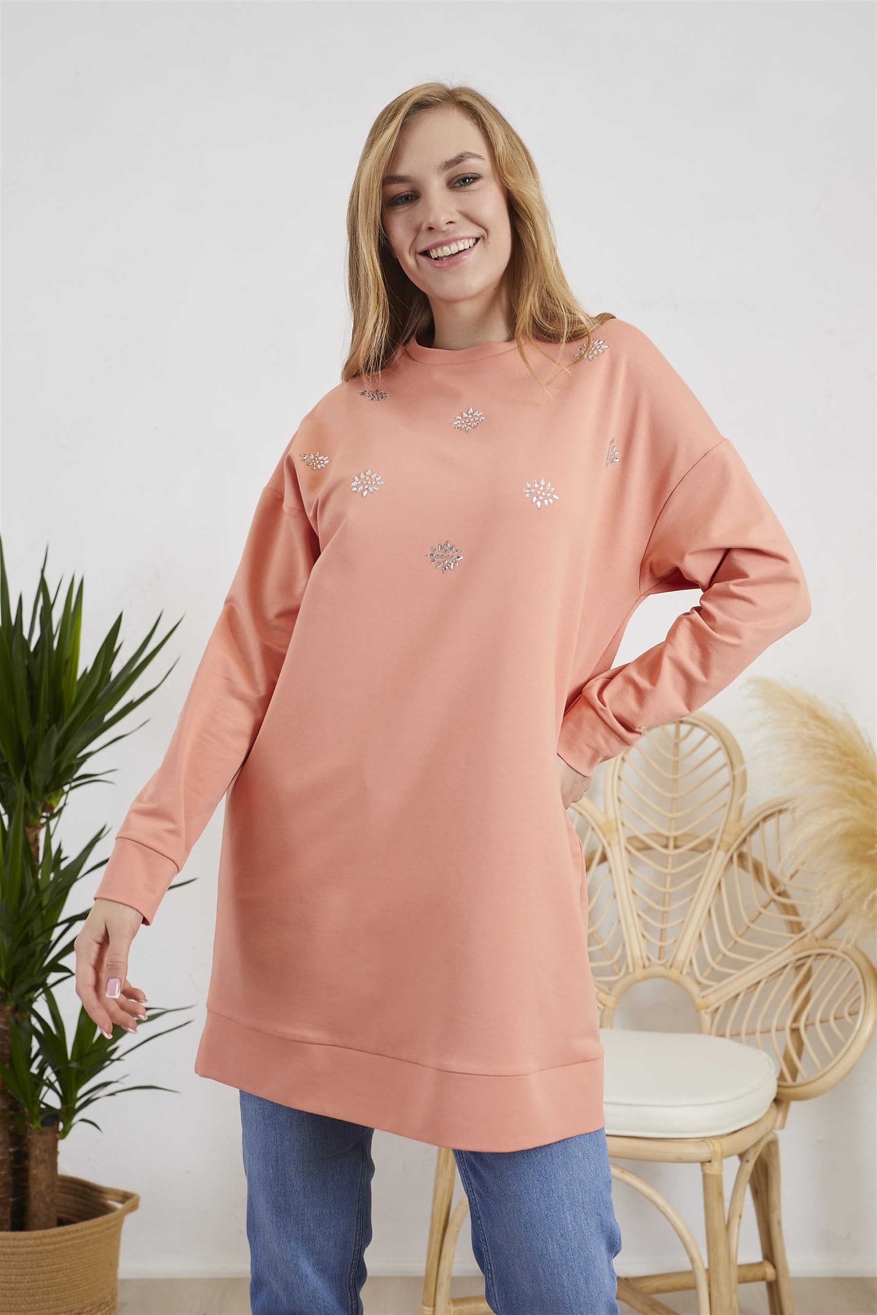 TAŞ DETAYLI SWEATSHIRT · 2