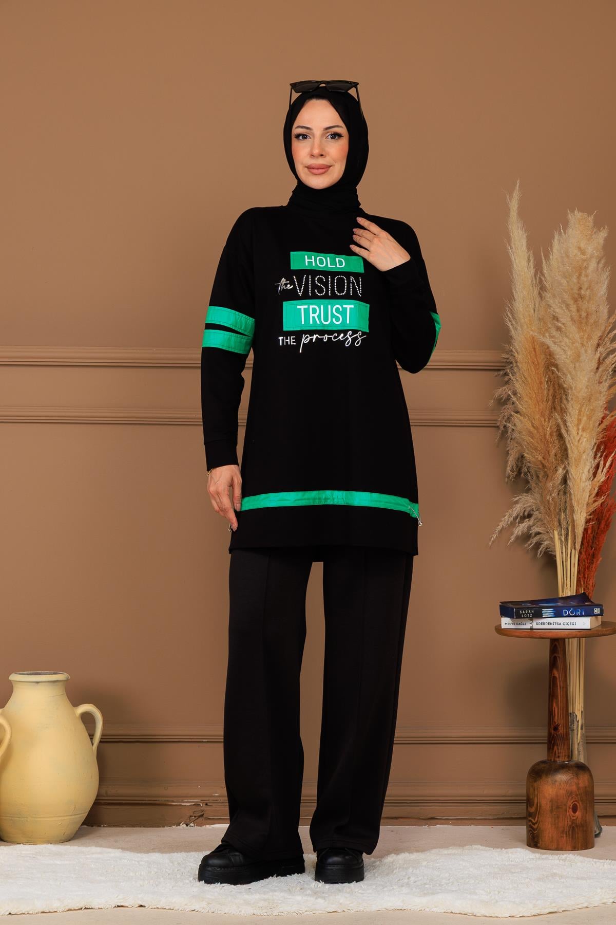 TAŞLI YAZILI SWEATSHIRT