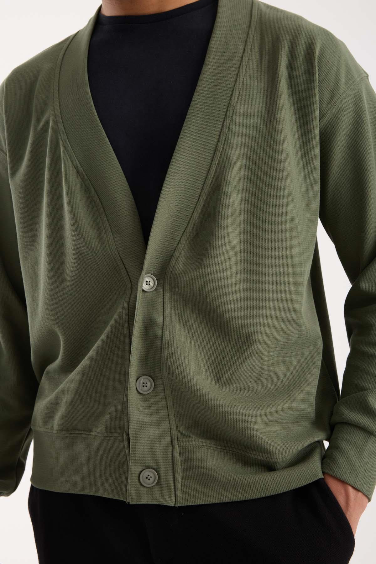 Potter Dokulu Selanik Kumaş Oversize Basic 3 Düğmeli Erkek Hırka - Avcı Yeşili · 2