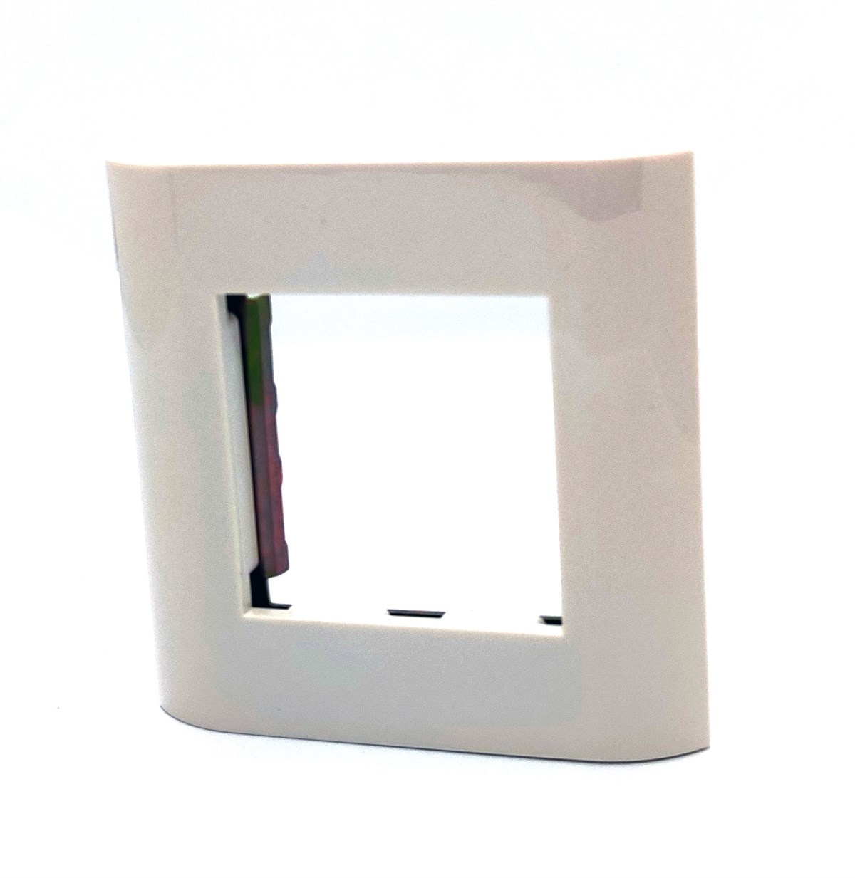 Beek Fransız Tipi Eğimli 80 x 80 mm Çerçeve, Metal Çerçeve, Beyaz renk<br>
Beek French bevelled faceplate 80*80mm w/metal frame,color:White with screws