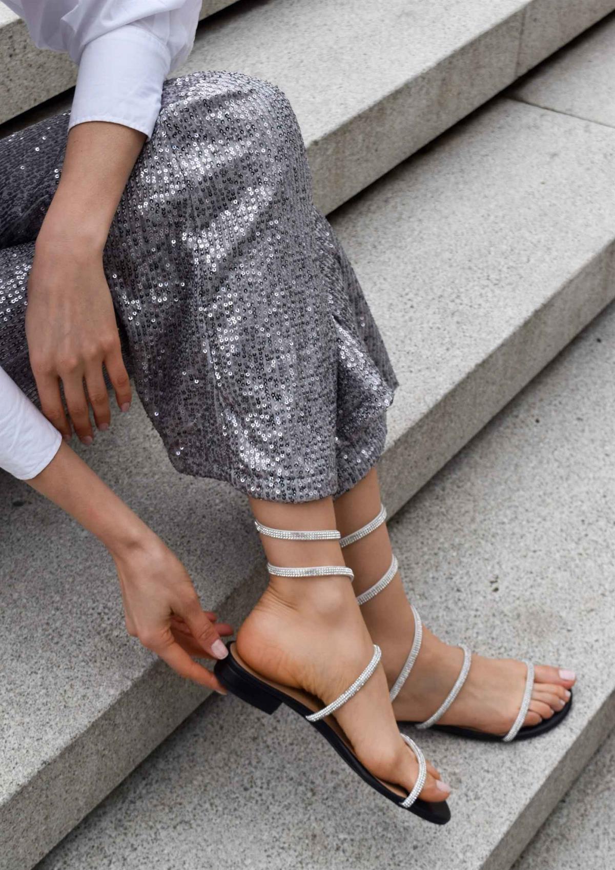 Pietra Siyah Deri Bilekten Taşlı Kadın Topuklu Sandalet