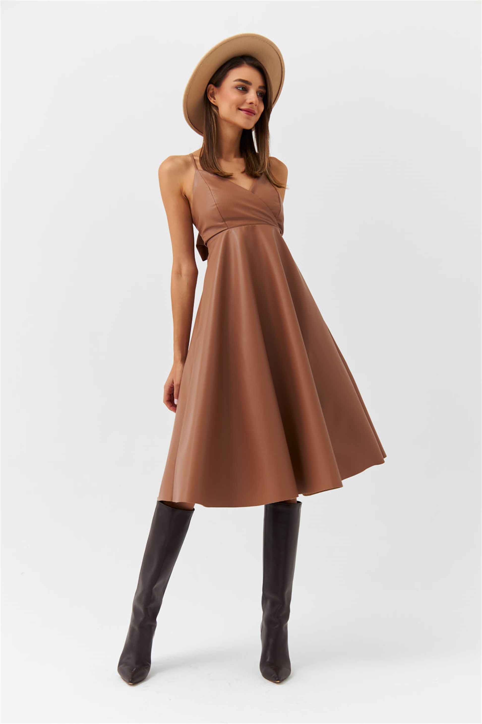 Sırt Bağlamalı Askılı Suni Deri Kahverengi Elbise | Tuba Butik