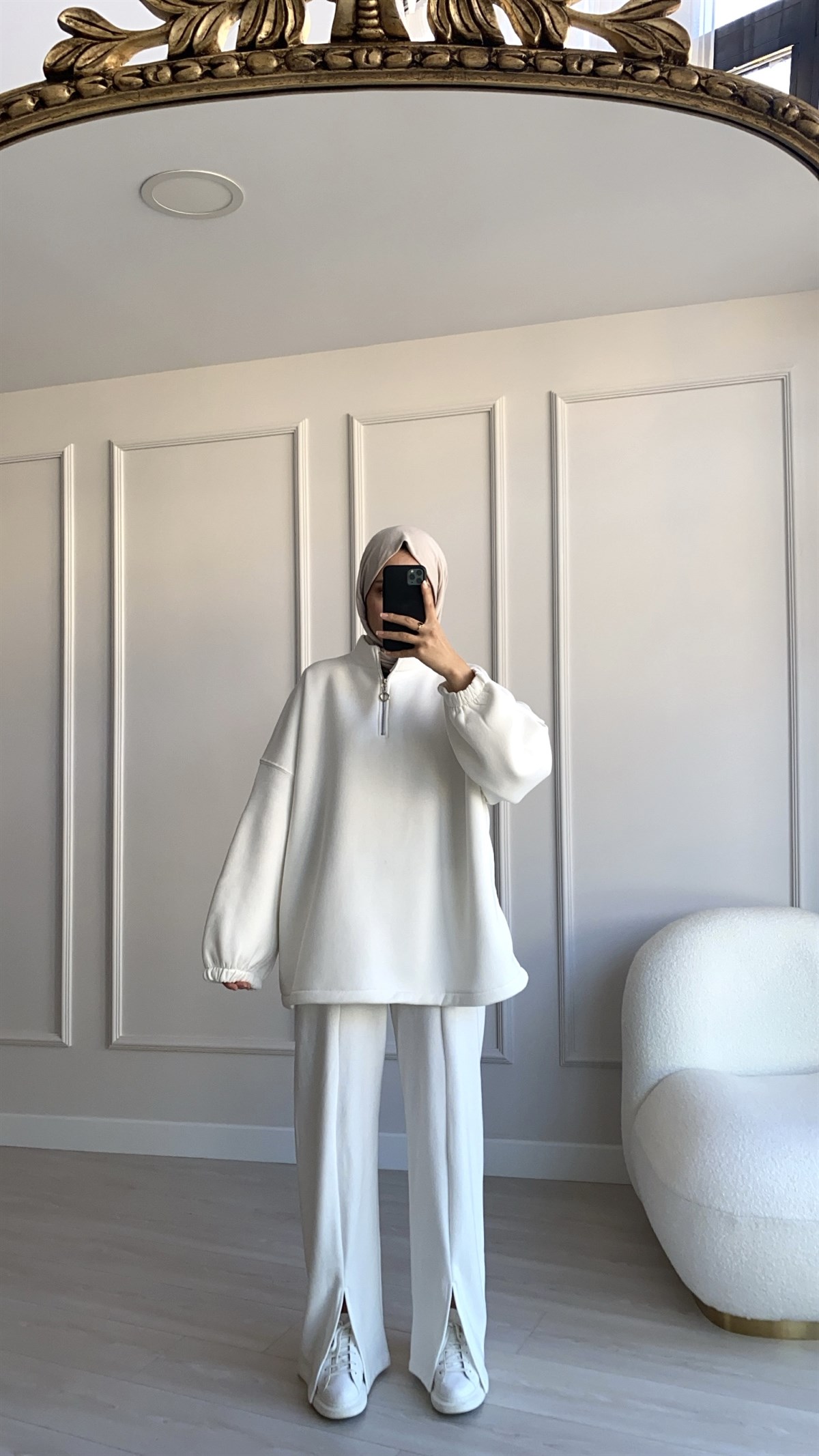 Beyaz Yaka Detaylı Sweatshirt 