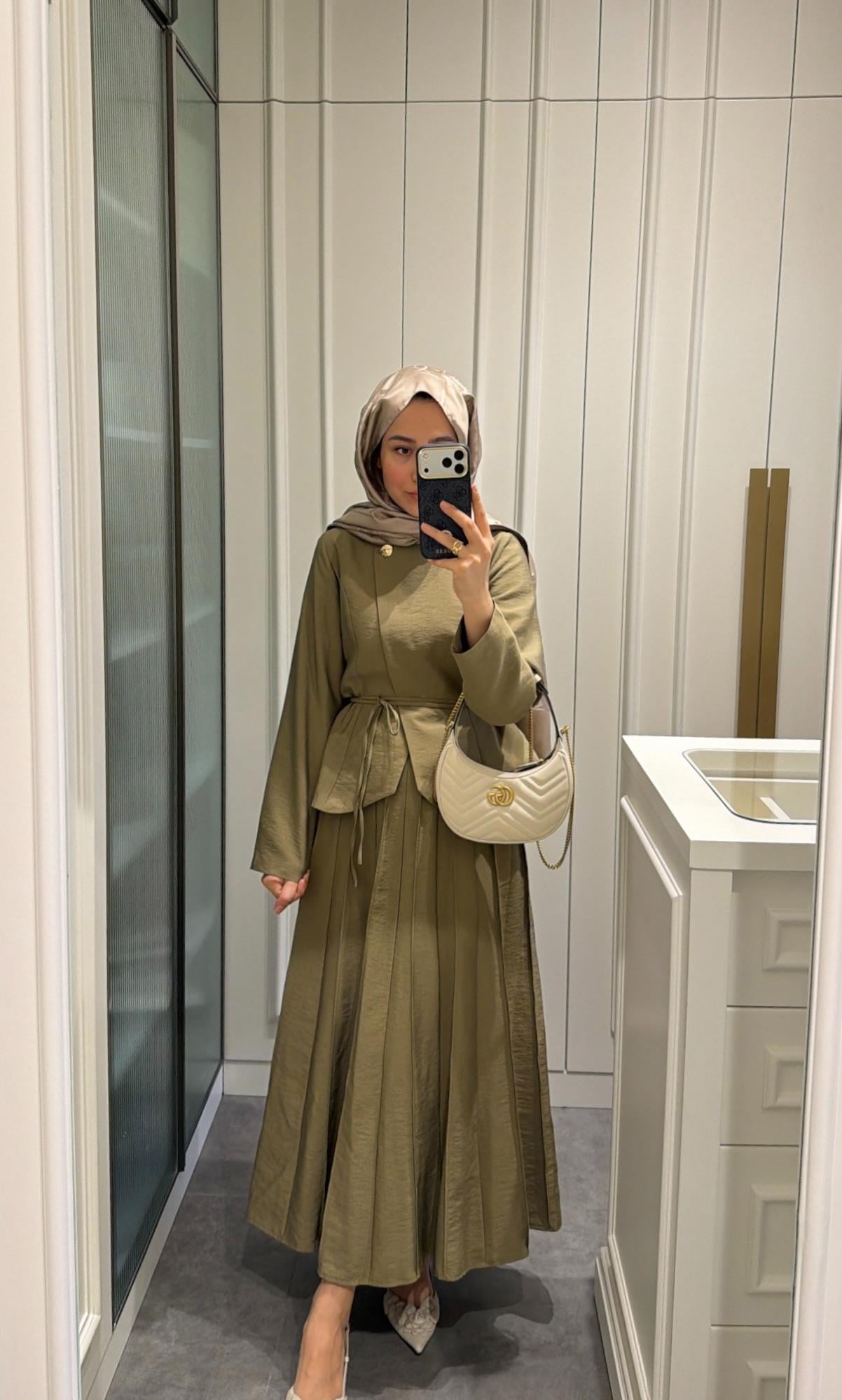 Arna Broş Detaylı Pileli Etekli Takım Olive