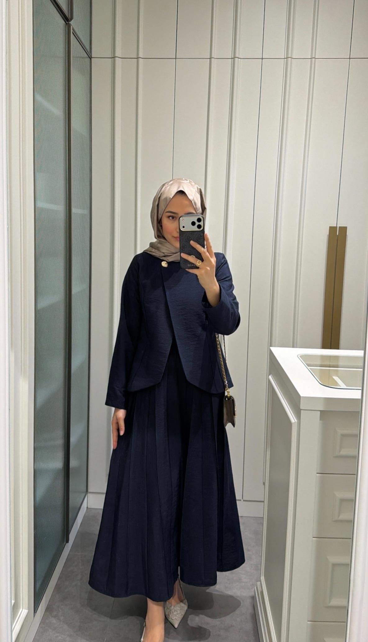 Arna Broş Detaylı Pileli Etekli Takım Lacivert 