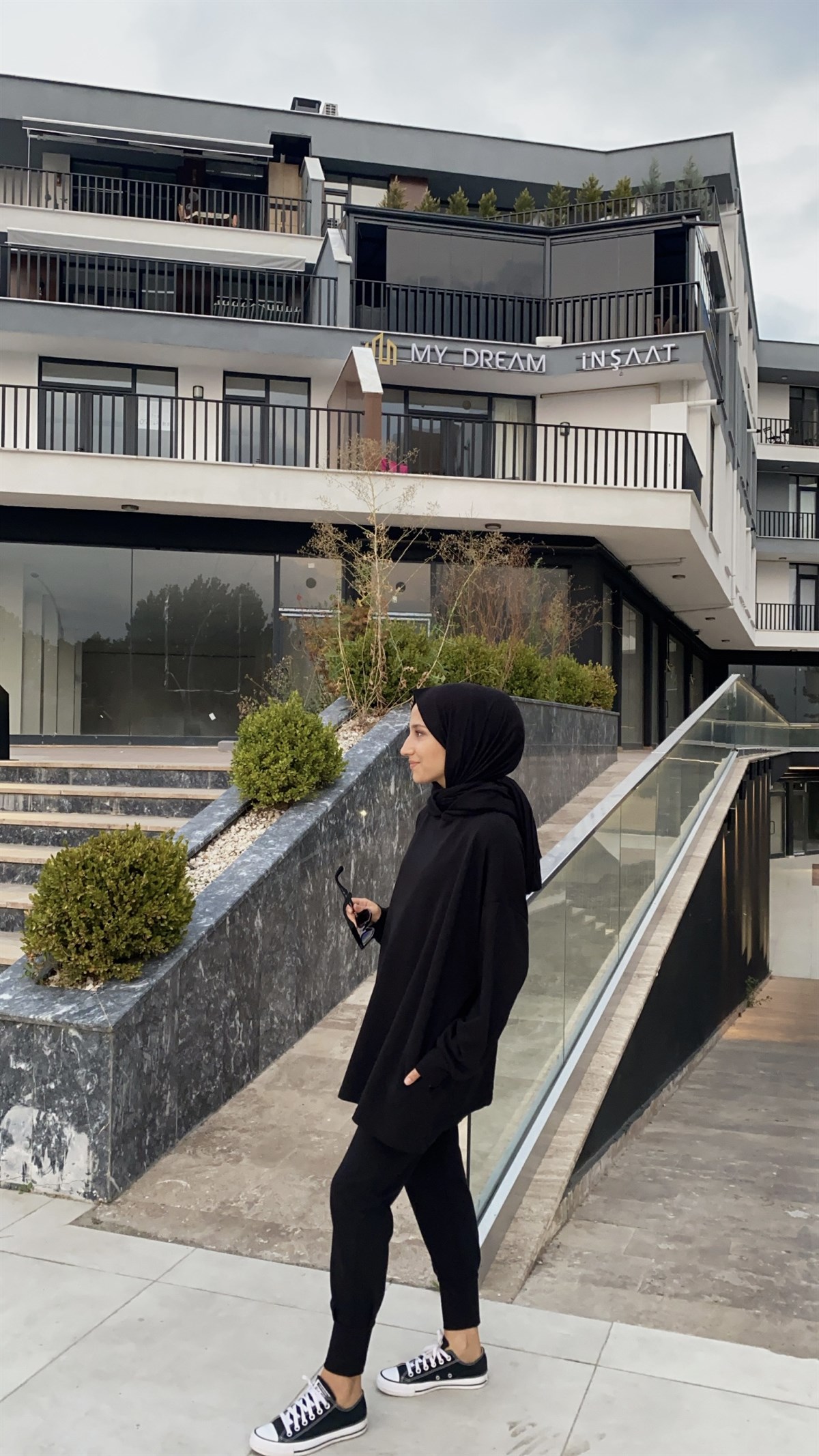 Siyah  Kapüşonlu Yanları Cepli Sweatshirt