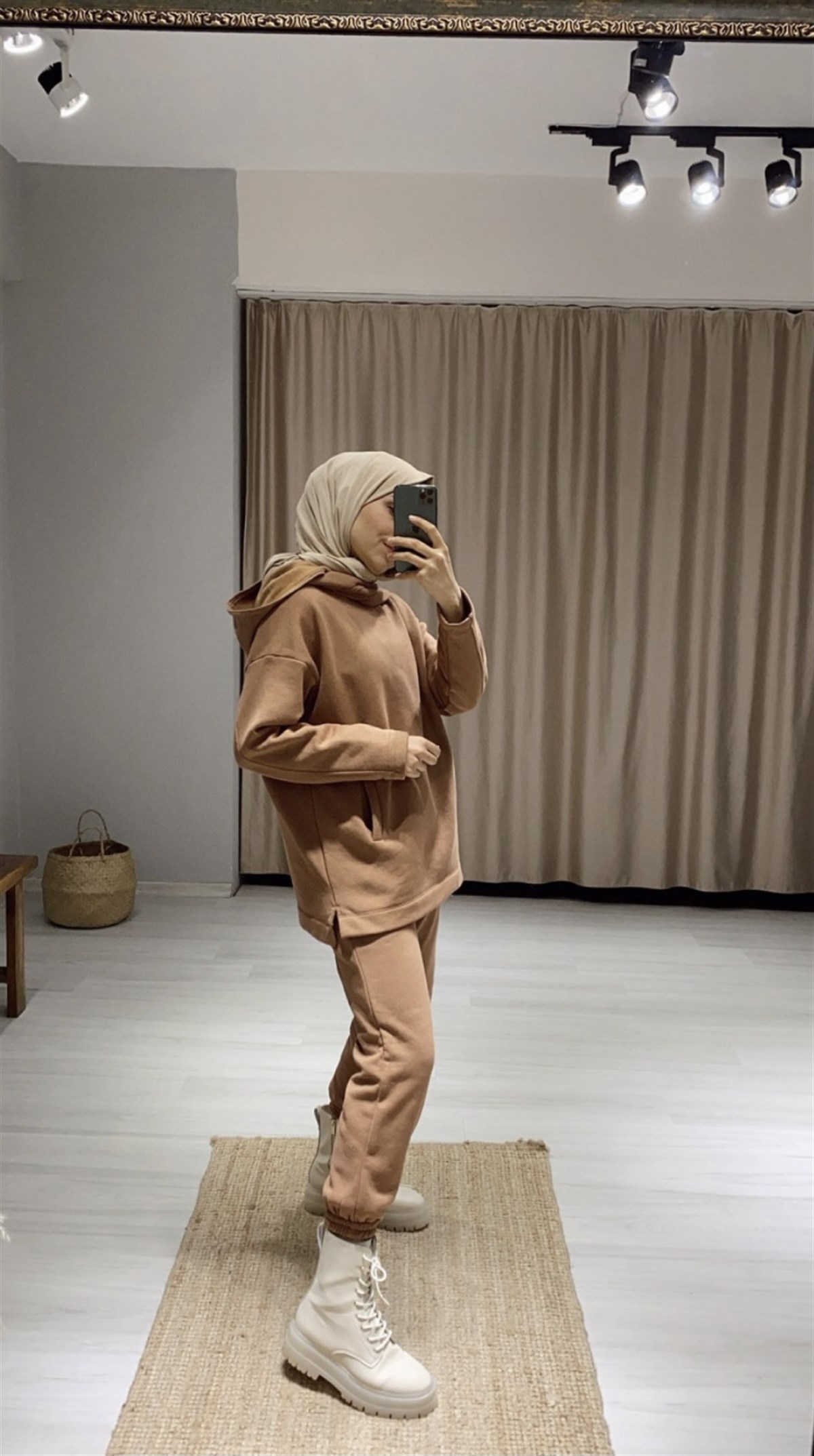 Yaka Detaylı Eşofman Takımı