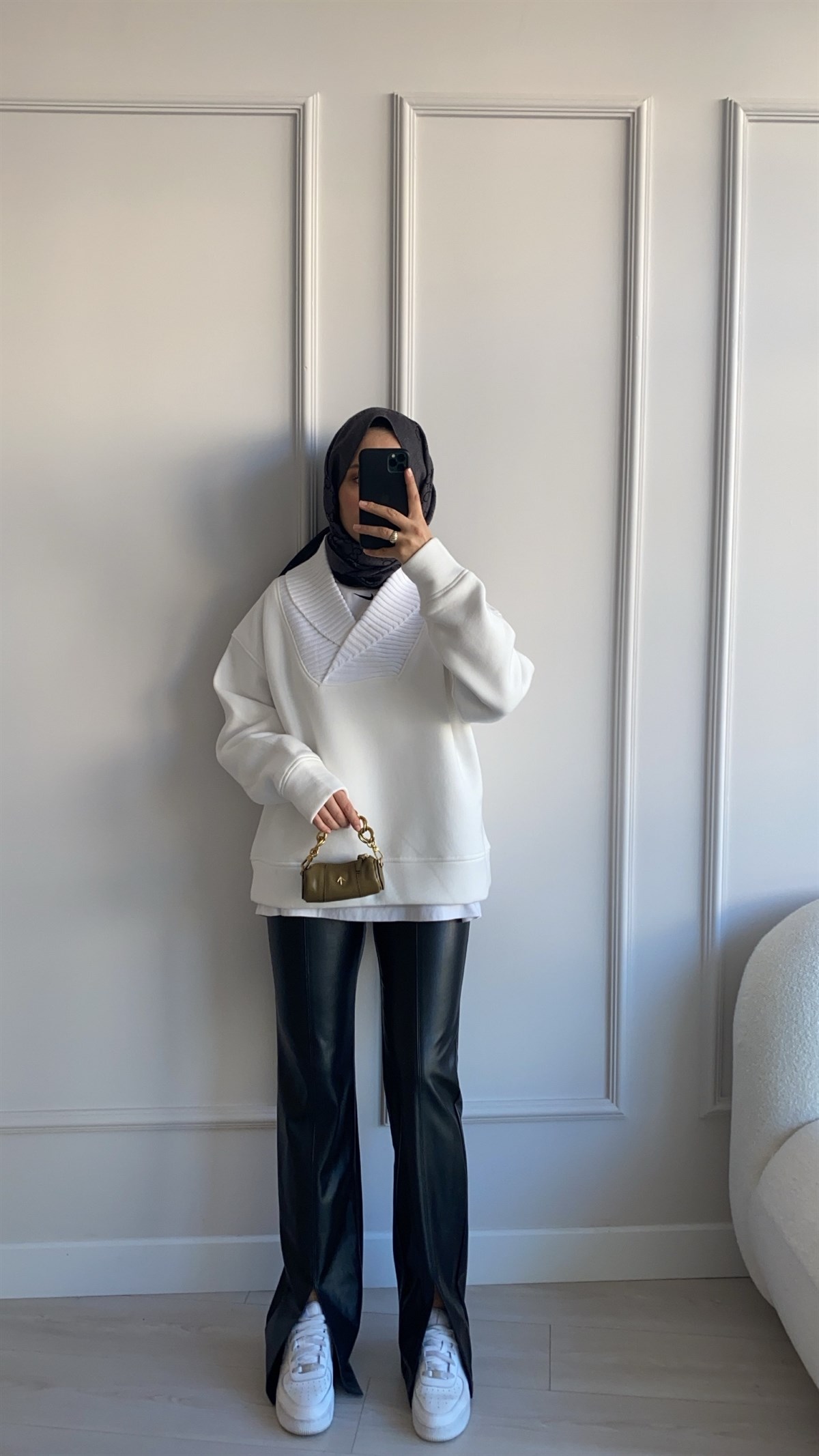 Yaka Detaylı Sweatshirt