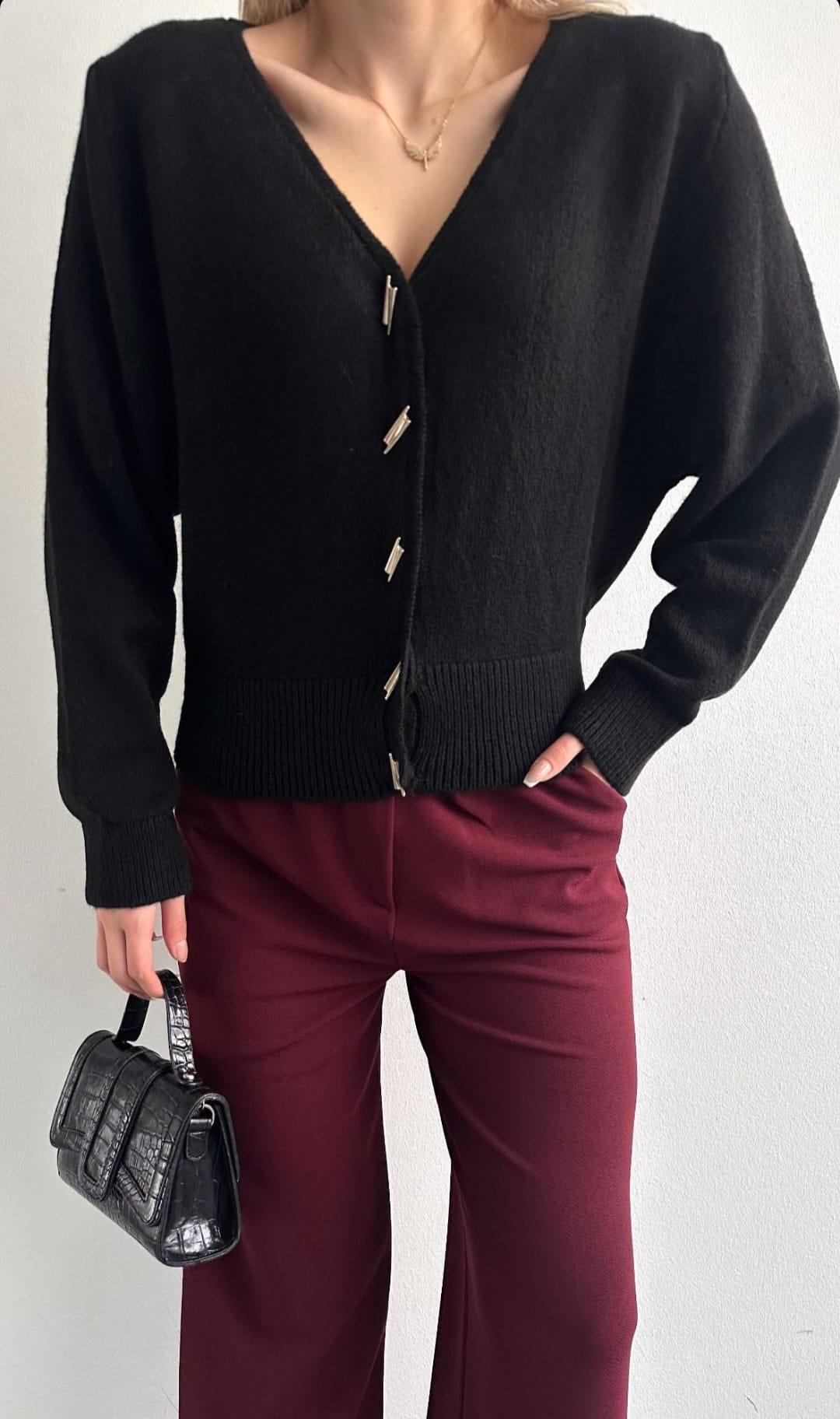 Siyah Düğme Detay V Yaka Hırka