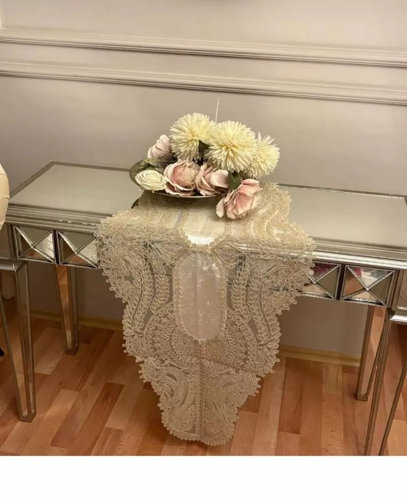 Masa Üzerine Runner, Masa Örtüsü Fransız Dantel Detaylı Şölin kadife 135 x 50 cm Krem