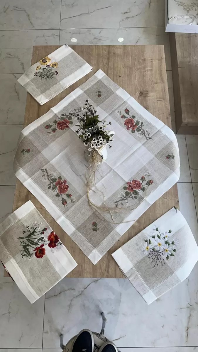Masa Üzerine Runner, Sehpa Örtüsü  Dantel Detaylı Nostaljik Kare Soft Keten 85 x 85 cm Çiçekli