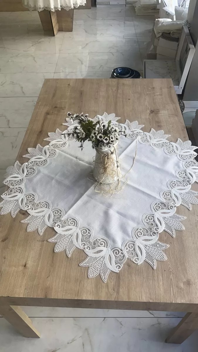 Masa Üzerine Runner, Sehpa Örtüsü Fransız Dantel Detaylı Kare 88x 88 cm Kayla Kreme Krem