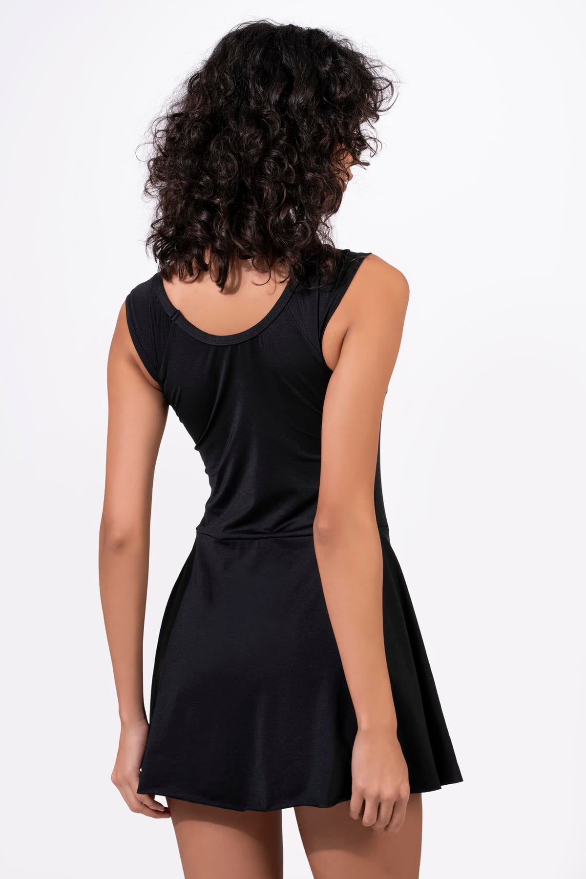 Beria Kadın Yarı Kapalı Şortlu Siyah Etekli Mayo