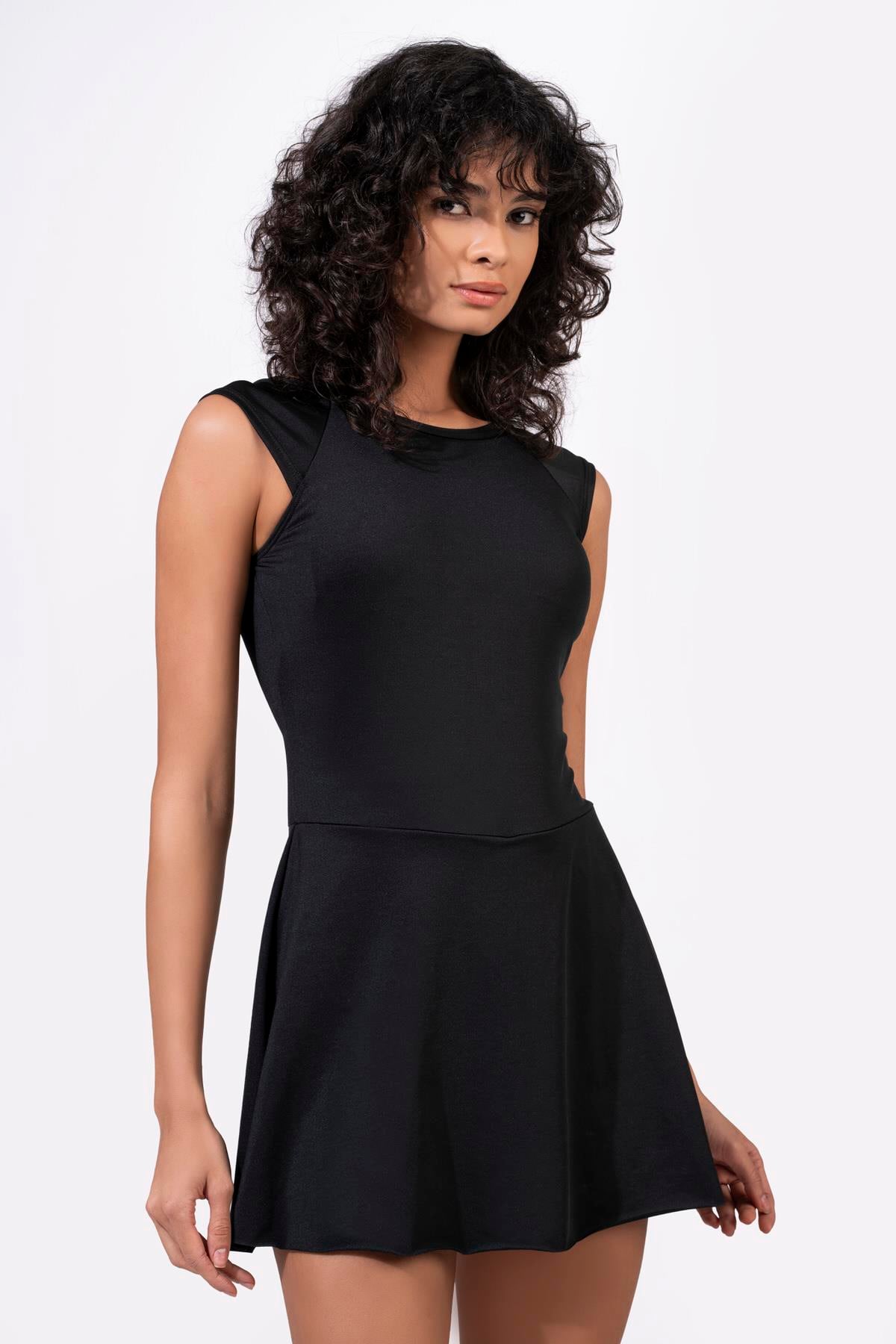 Beria Kadın Yarı Kapalı Şortlu Siyah Etekli Mayo