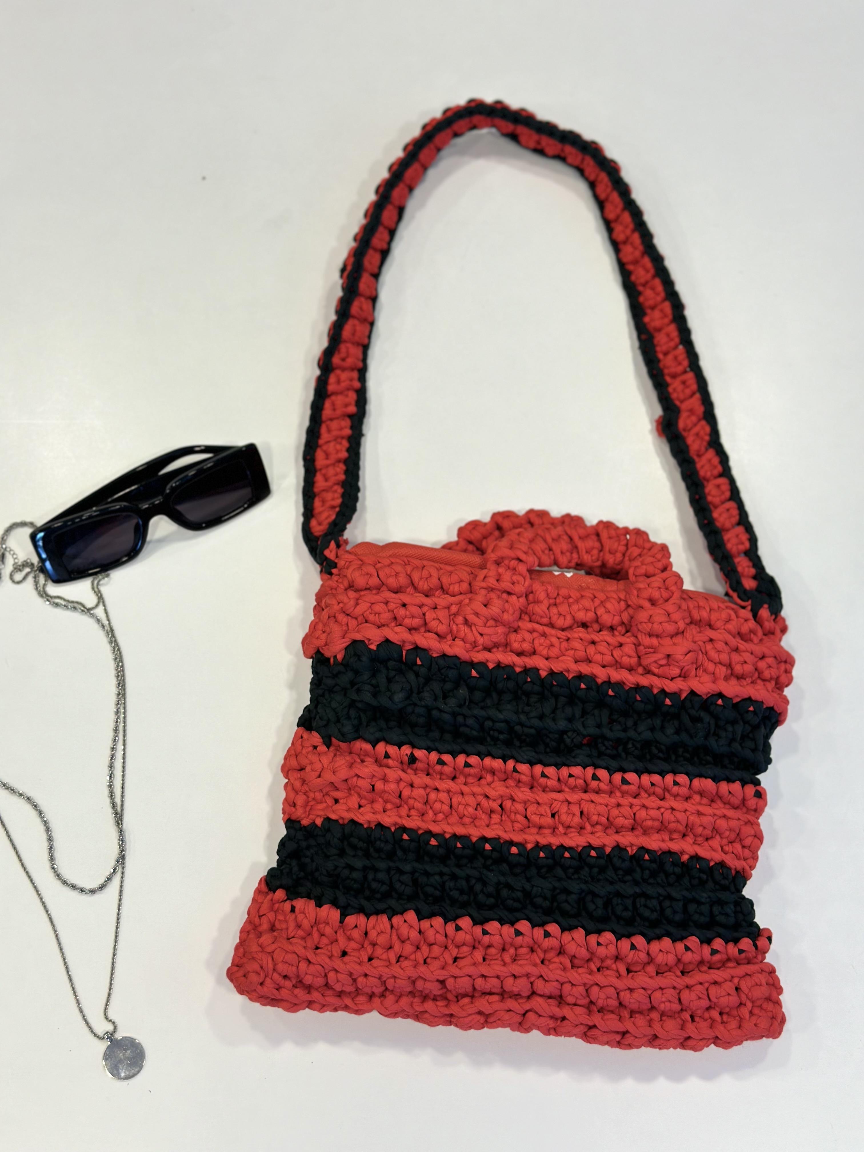 KIRMIZI SİYAH ÖRME ASTARLI  ÇANTA