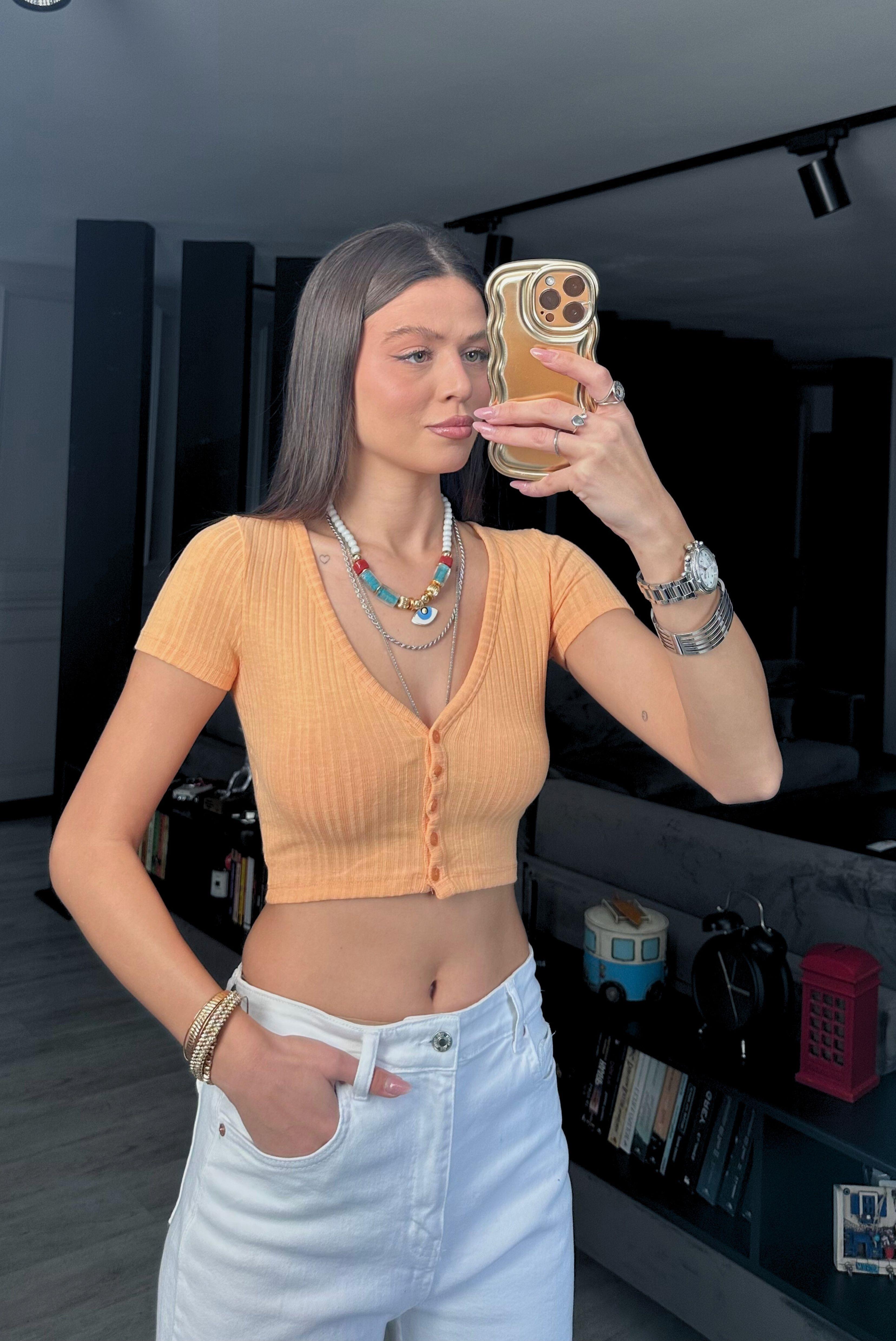 PAMUKLU V YAKA ÖNDEN DÜĞMELİ CROP