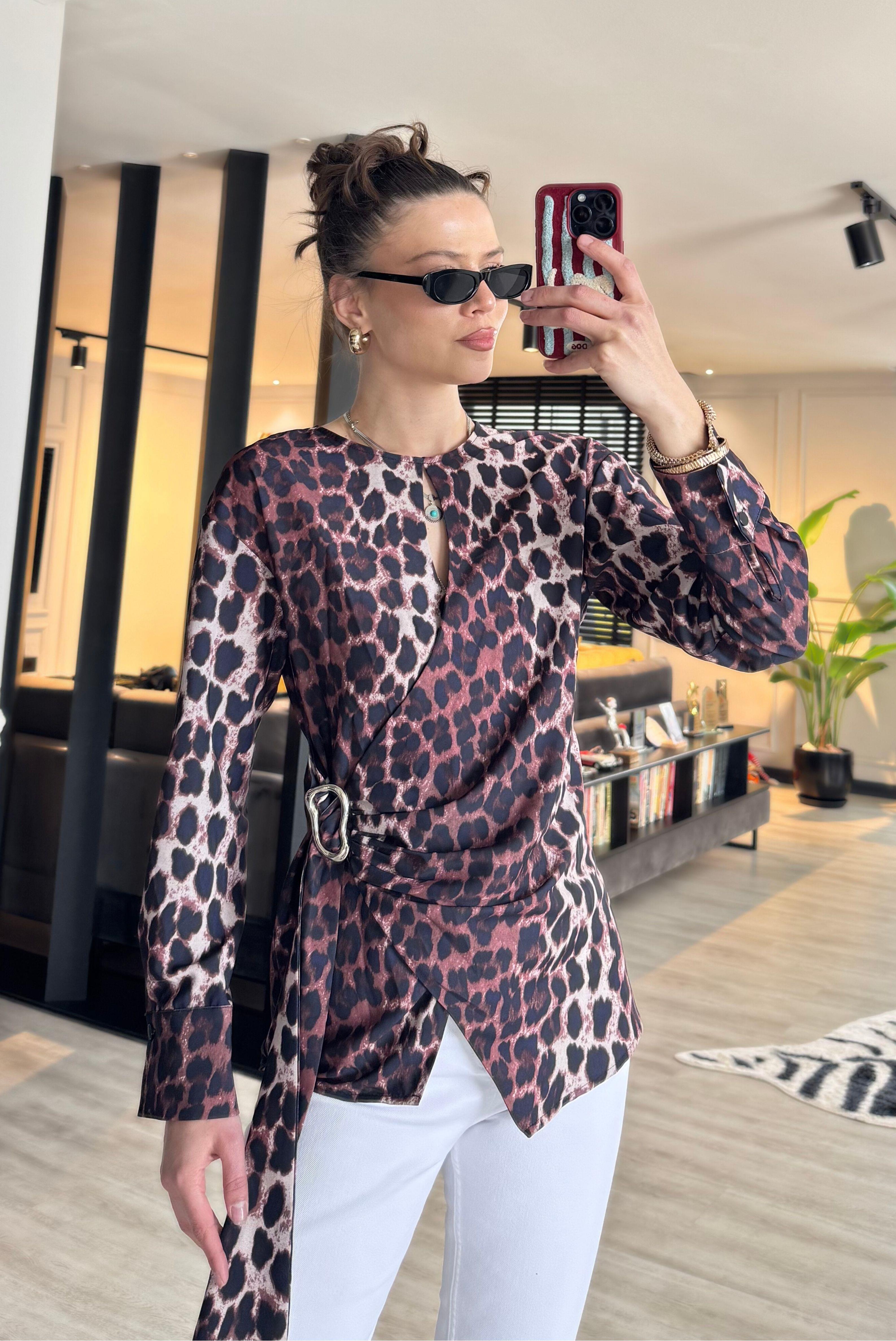 TOKALI KEMER DETAYLI LEO DESENLİ SATEN BLUZ