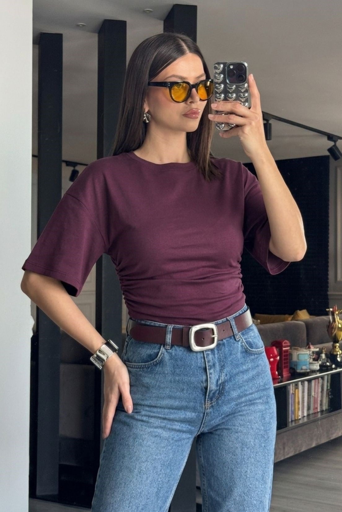 YANLARI  BÜZGÜLÜ TSHİRT