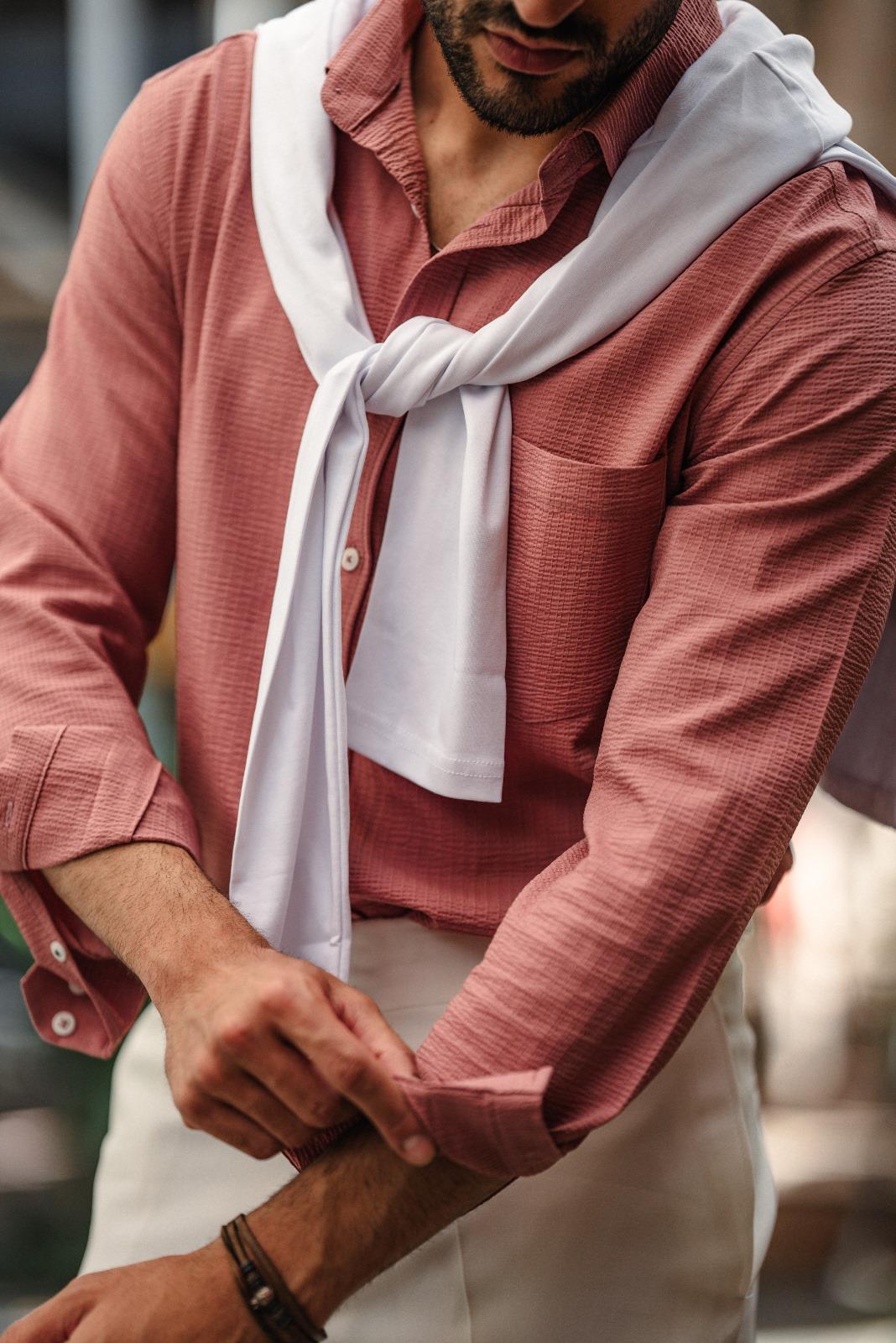 Alttan Düğmeli Slim Fit Gömlek ürünü ÜST GİYİM kategorisinde sizleri bekliyor.