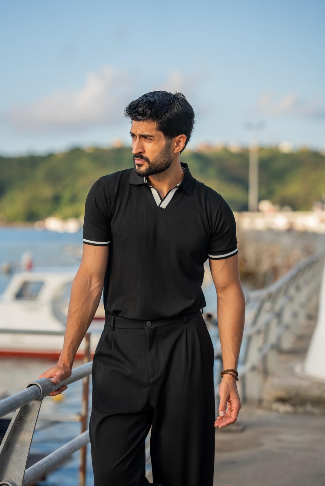 Apaç Yaka Kendinden Desenli Triko Tshırt ürünü ÜST GİYİM kategorisinde sizleri bekliyor.