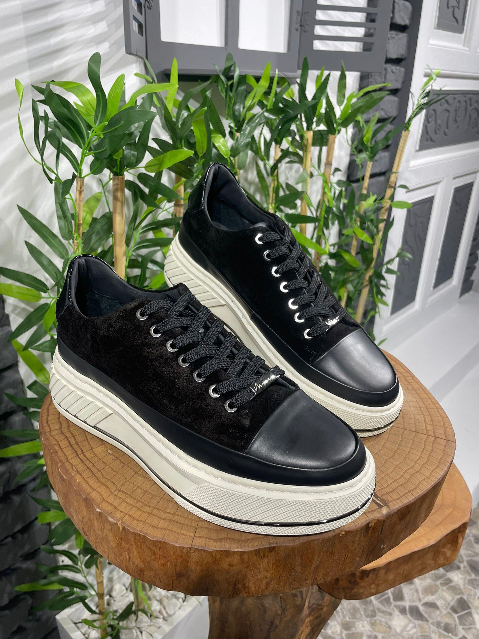 Kalın Eva Taban Süet Sneakers ürünü YENİ SEZON kategorisinde sizleri bekliyor.