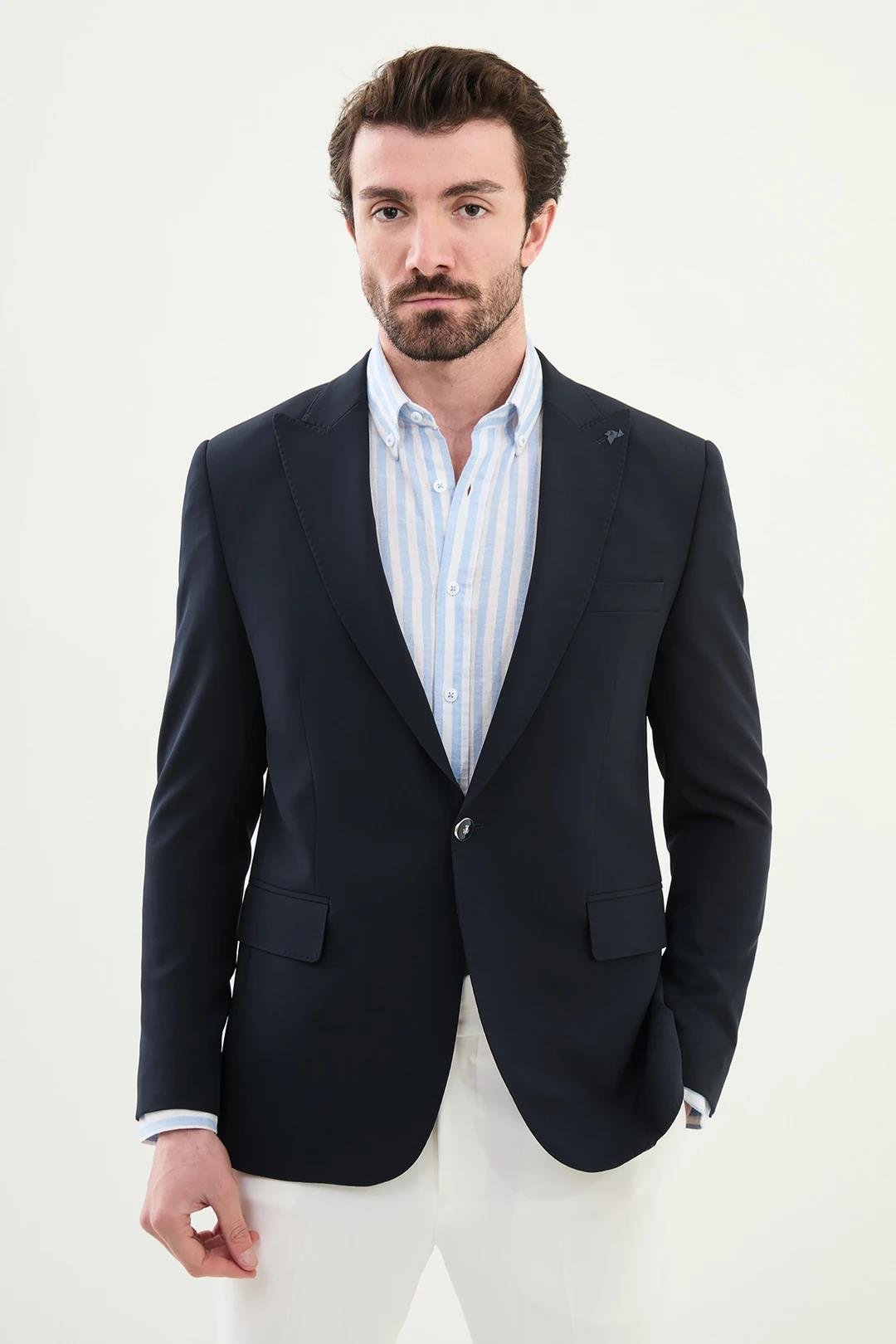 MONO YAKA KAPAK CEP DETAYLI CEKET ürünü DIŞ GİYİM kategorisinde sizleri bekliyor.