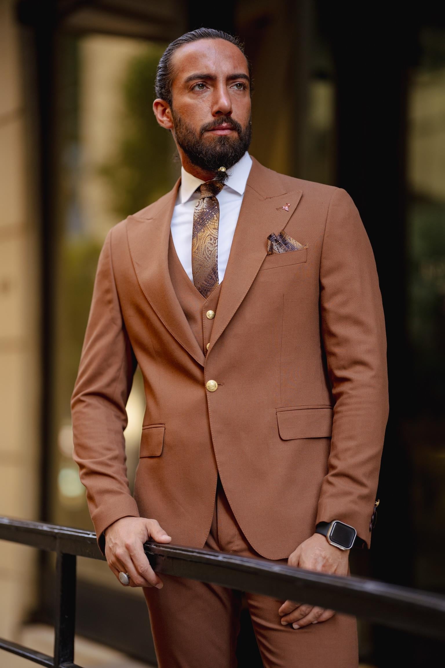 Mono Yaka Özel Tasarım Gold Detaylı Slim Fit Takım Elbise ürünü TAKIM ELBİSE kategorisinde sizleri bekliyor.