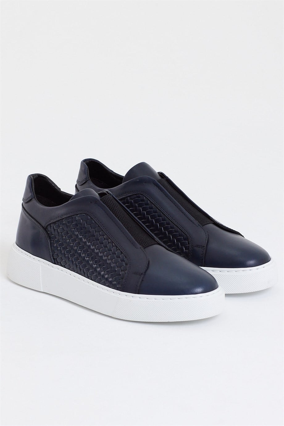 Özel Tasarım Hasır Detay Sneakers ürünü YENİ SEZON kategorisinde sizleri bekliyor.