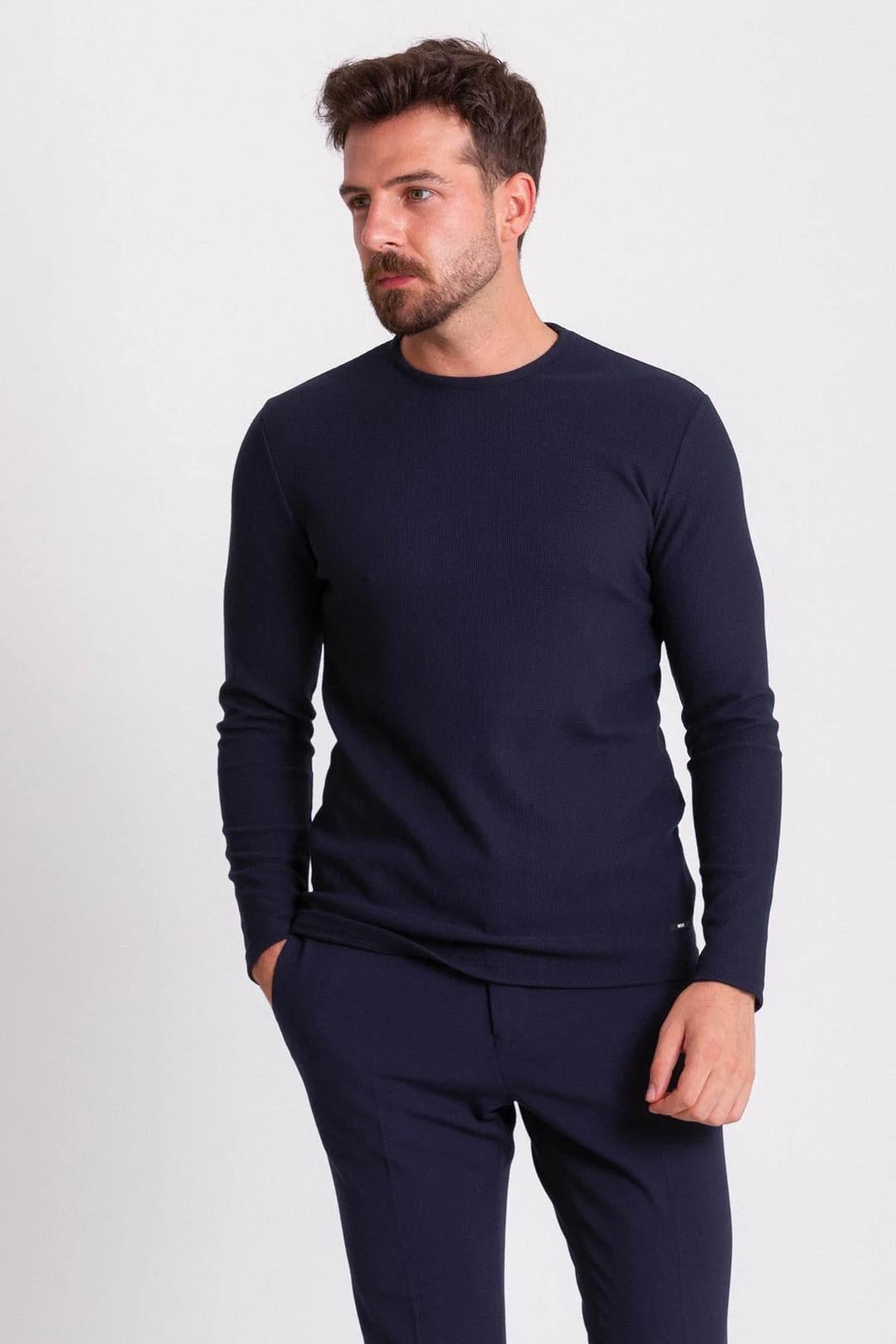 Özel Tasarım Slim Fit Bisiklet Yaka Kendinden Desenli Triko ürünü ÜST GİYİM kategorisinde sizleri bekliyor.