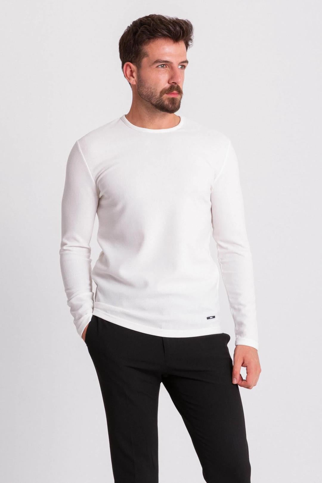 Özel Tasarım Slim Fit Bisiklet Yaka Kendinden Desenli Triko ürünü ÜST GİYİM kategorisinde sizleri bekliyor.