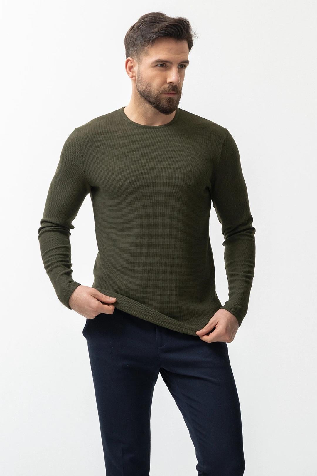 Özel Tasarım Slim Fit Bisiklet Yaka Kendinden Desenli Triko ürünü ÜST GİYİM kategorisinde sizleri bekliyor.