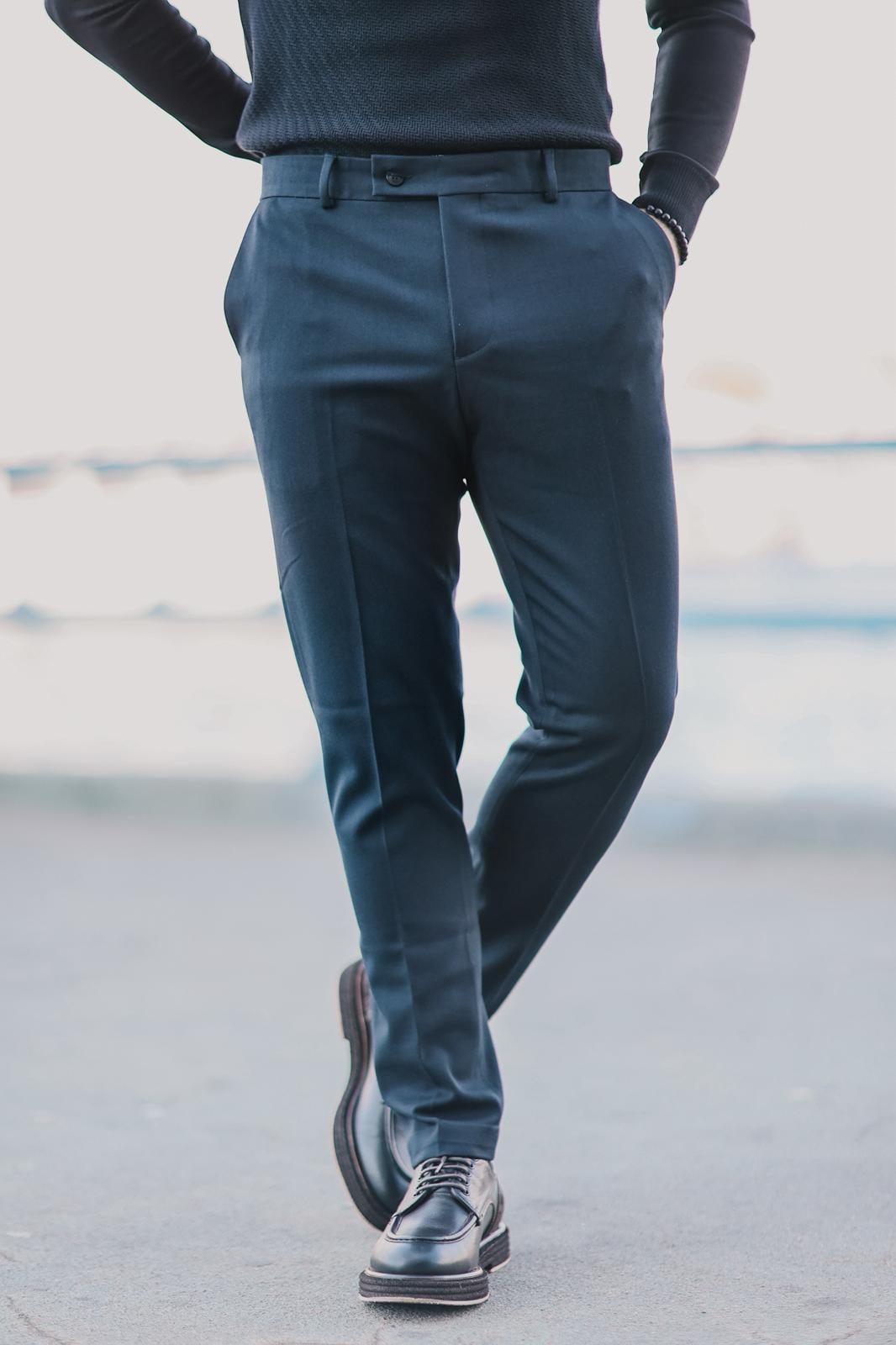 Özel Tasarım Yandan Cepli Kumaş Pantalon ürünü ALT GİYİM kategorisinde sizleri bekliyor.