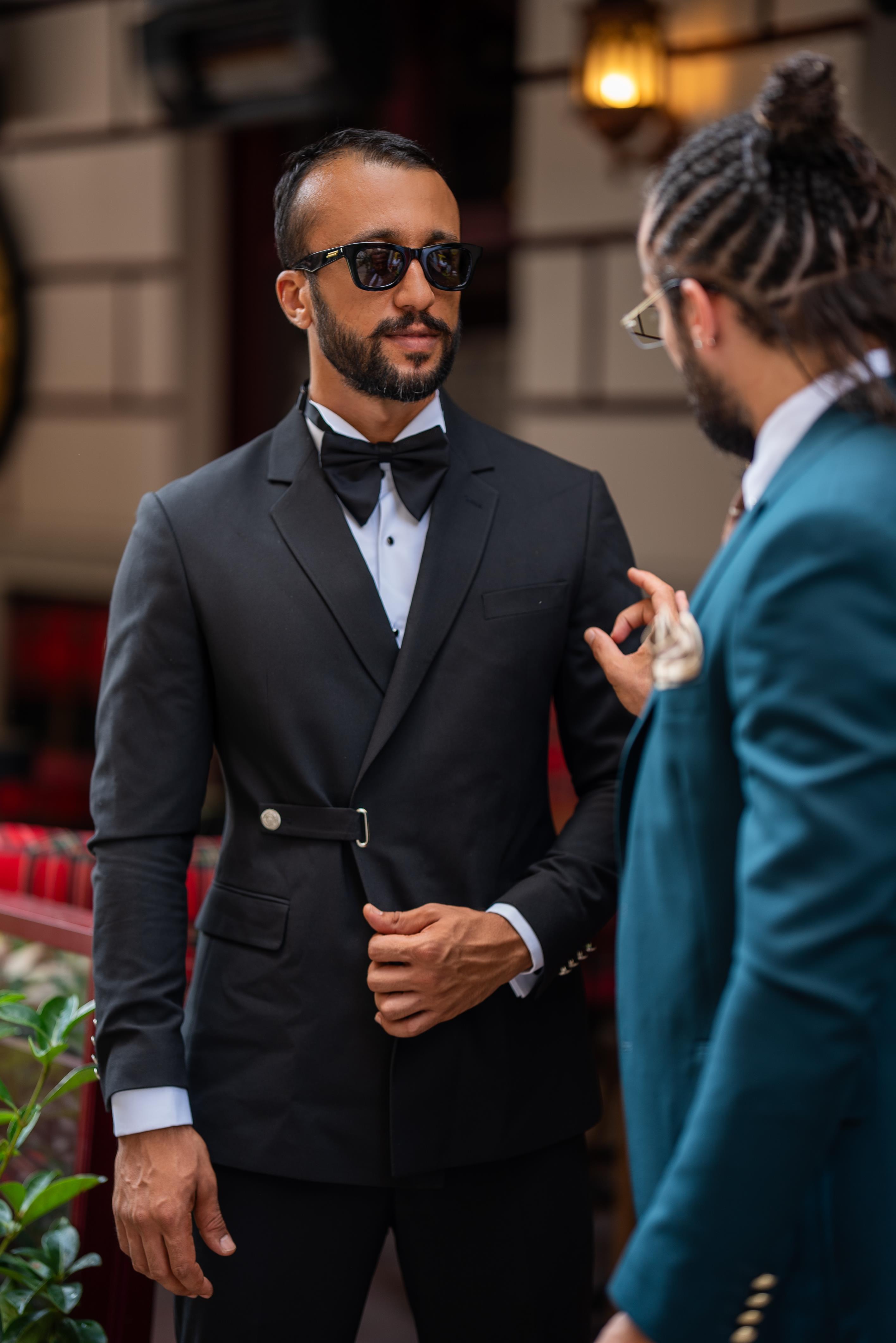 Tek Yaka Düğme Detay Slim Fit Takım Elbise Siyah ürünü TAKIM ELBİSE kategorisinde sizleri bekliyor.