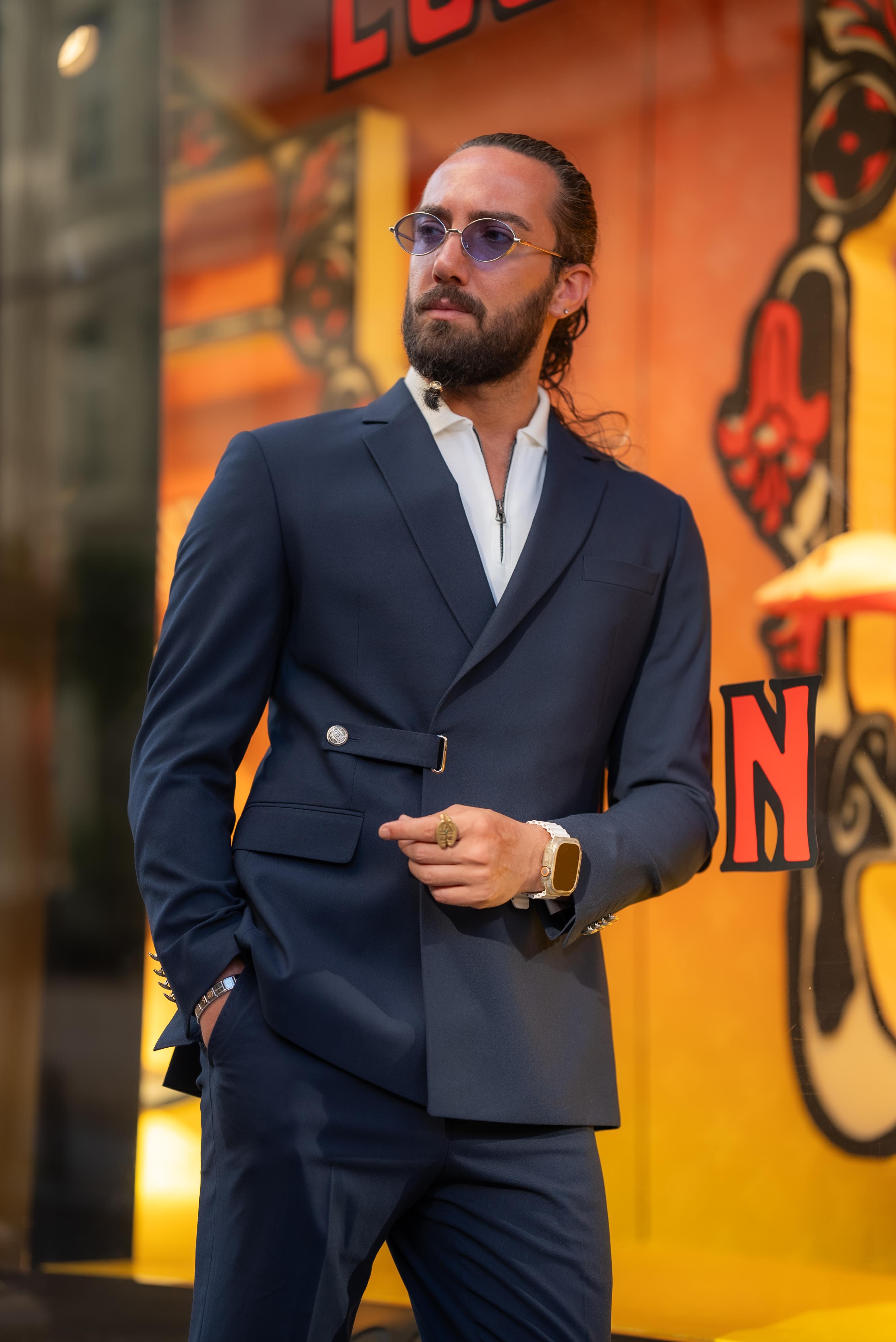 Tek Yaka Düğme Detay Slim Fit Takım Elbise Lacivert ürünü TAKIM ELBİSE kategorisinde sizleri bekliyor.