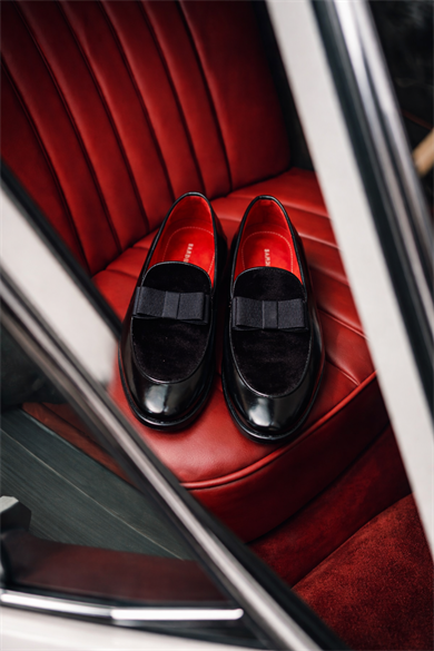 Kadife Detaylı Özel Tasarım El Yapımı Rugan SİYAH ürünü YENİ SEZON kategorisinde sizleri bekliyor.