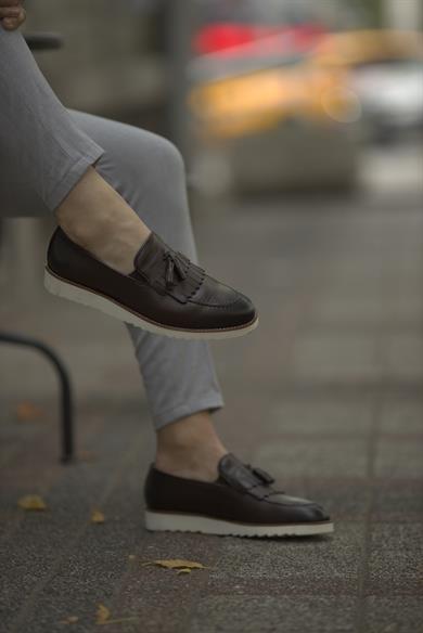 Püskül Detaylı Deri Loafer Ayakkabı ürünü YENİ SEZON kategorisinde sizleri bekliyor.