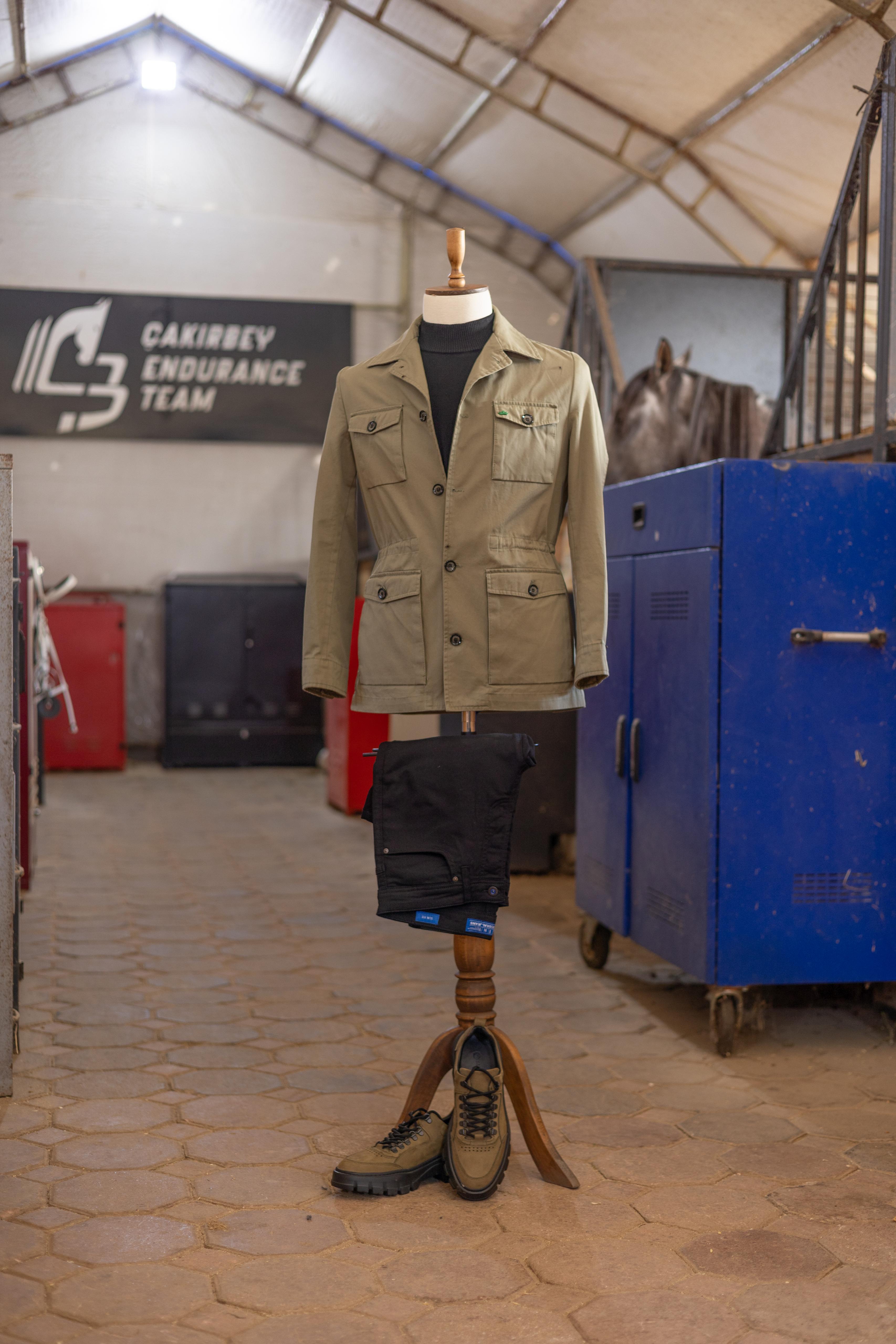 4 Cep Detaylı İçeriden Aparatlı Safari Mont ürünü DIŞ GİYİM kategorisinde sizleri bekliyor.