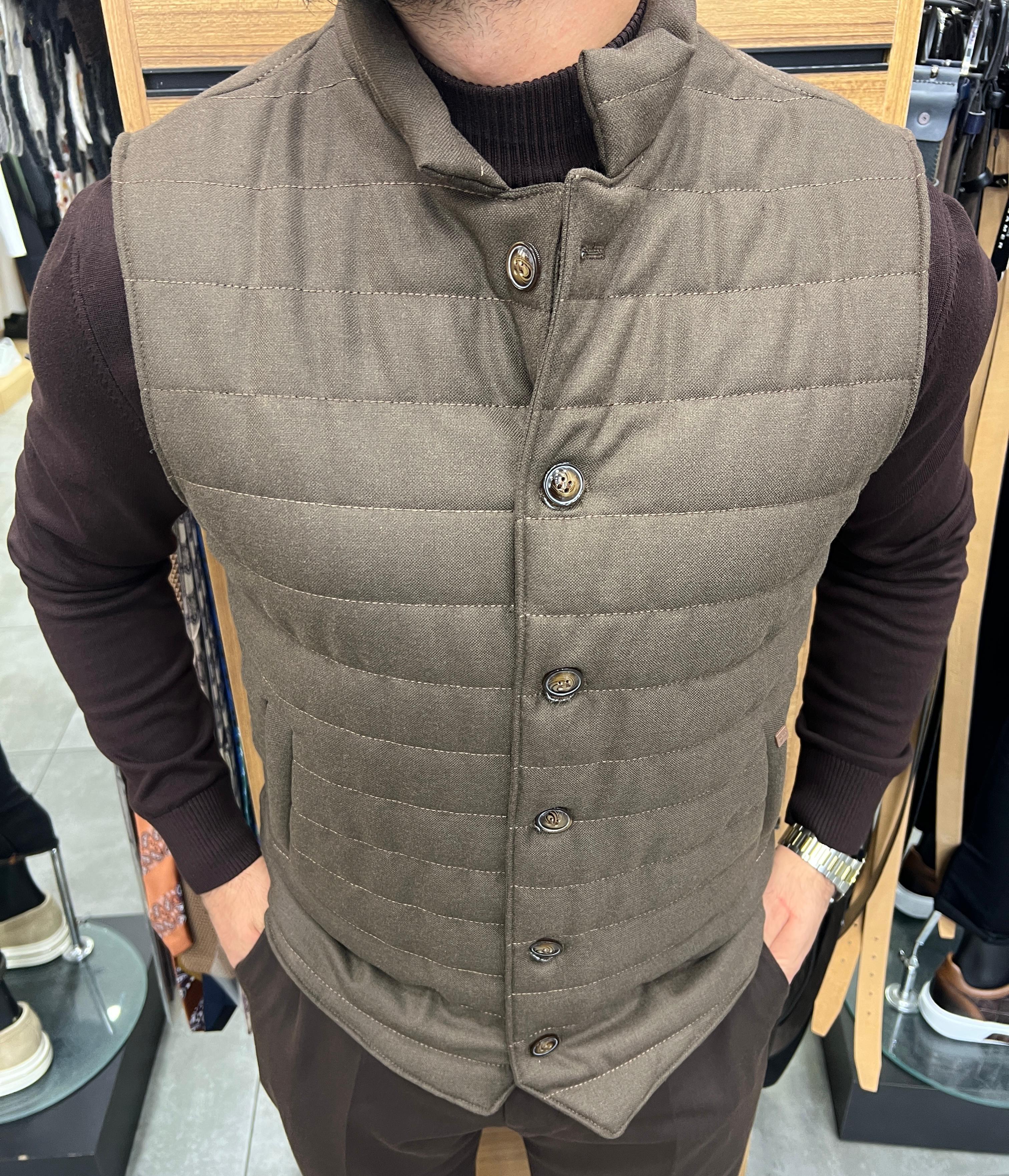 Buttoned Puffer Sweater (Vest with Knitwear Detail) ürünü OUTERWEAR kategorisinde sizleri bekliyor.
