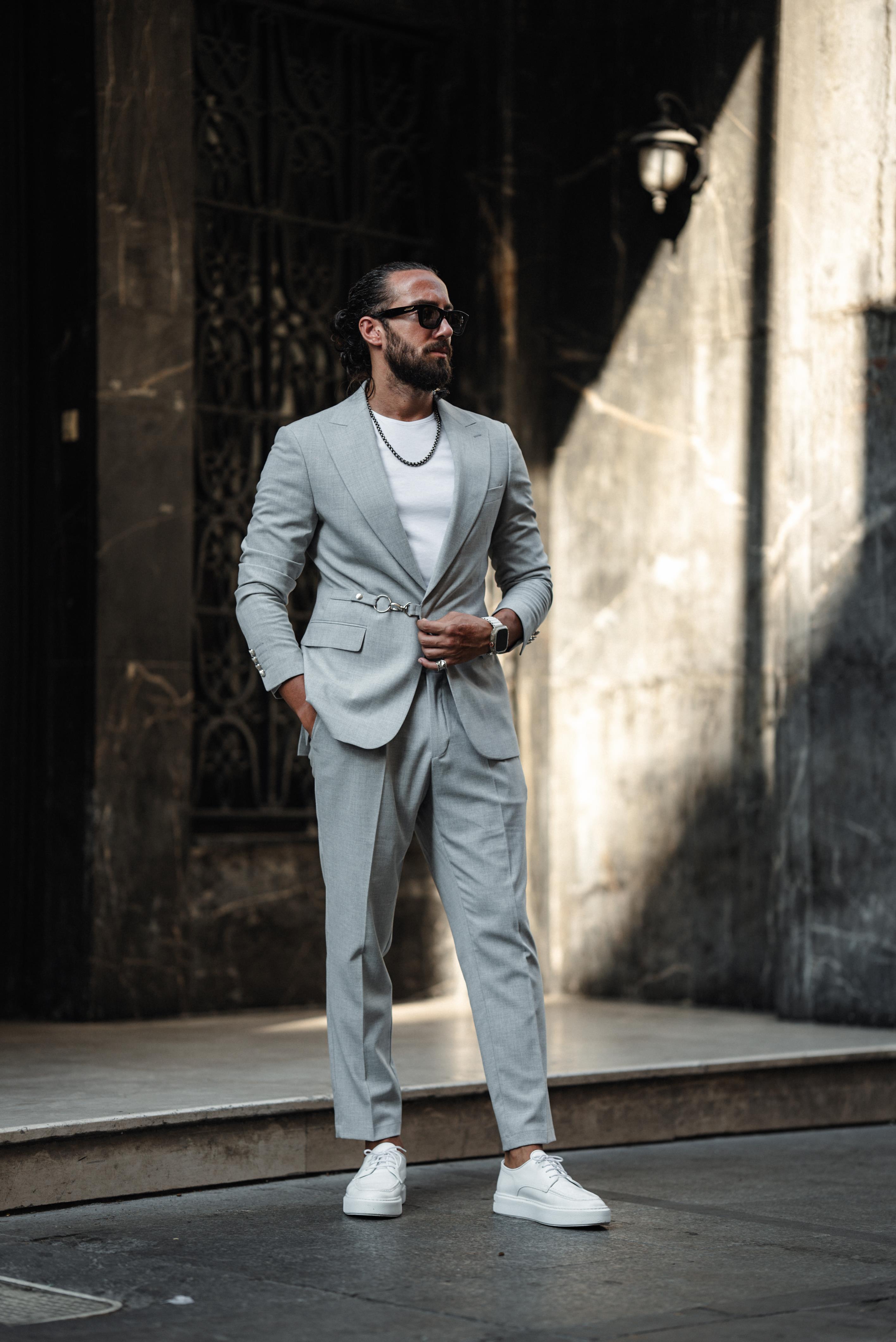 Men's Buckle Detailed Sports Suit ürünü SUIT kategorisinde sizleri bekliyor.