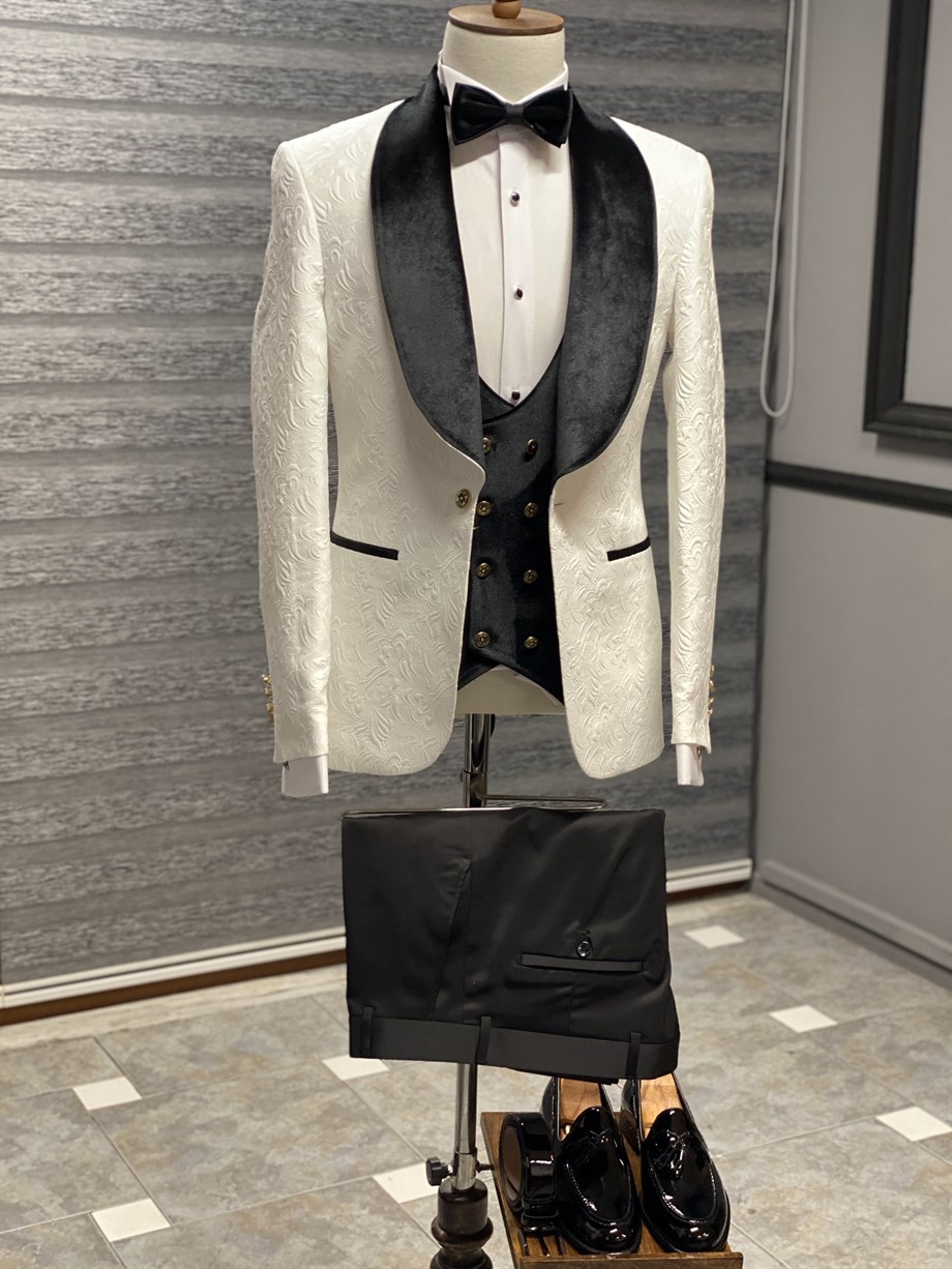 Kadife Yaka ve Çift Düğme Detaylı Damatlık ürünü SUIT kategorisinde sizleri bekliyor.