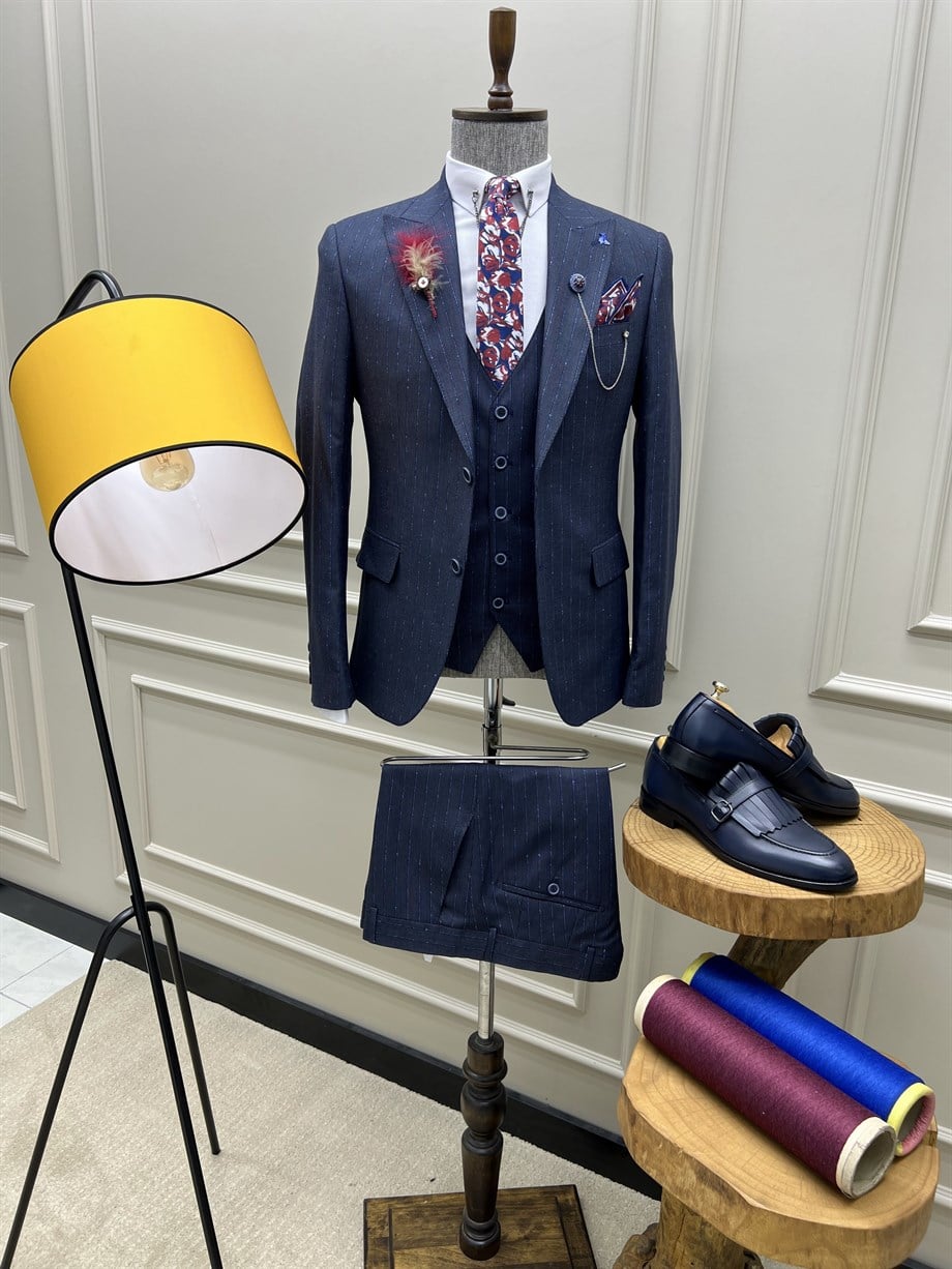 Kırlangıç Yaka Slim Fit Takım Elbise ürünü TAKIM ELBİSE kategorisinde sizleri bekliyor.