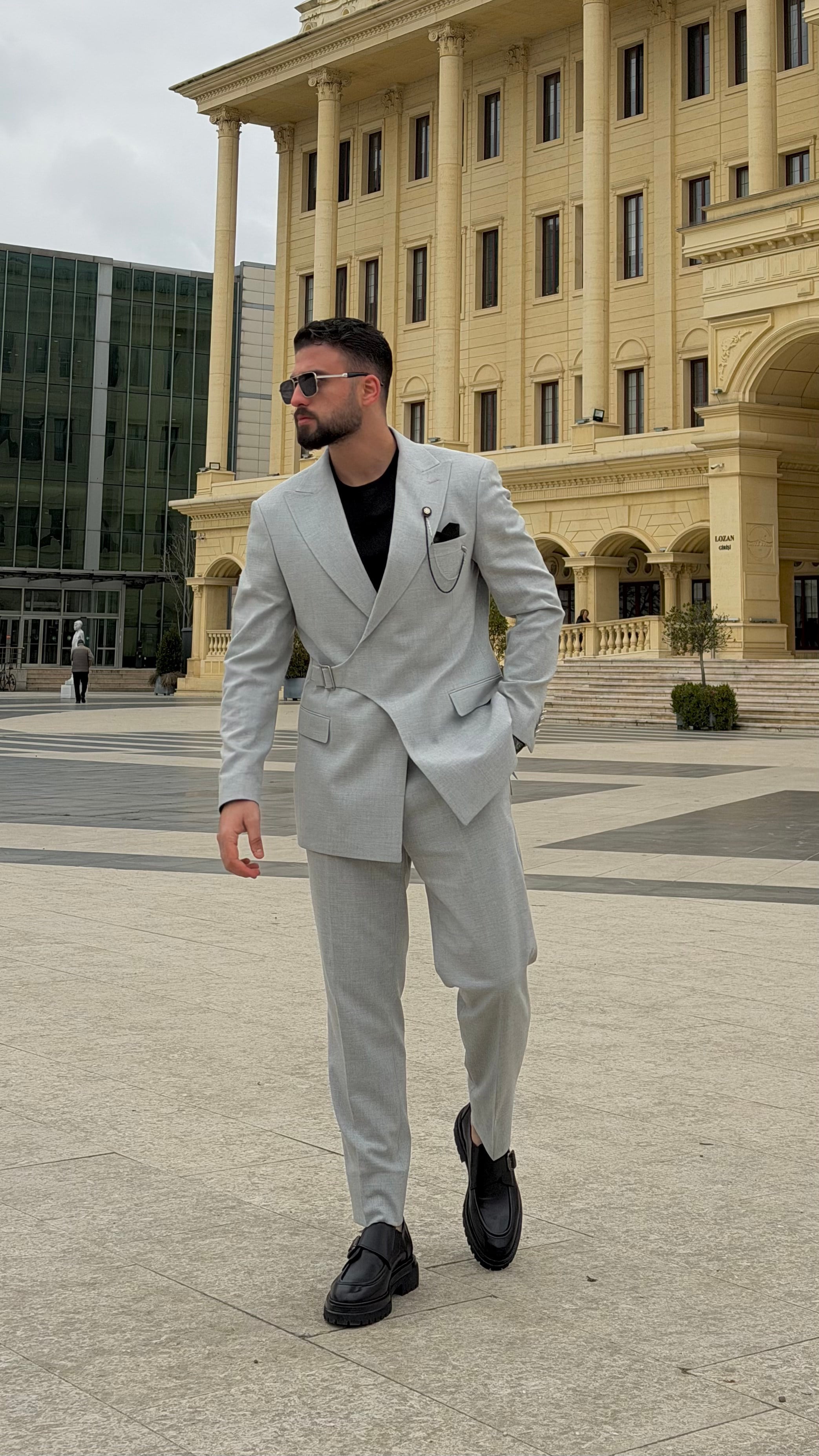 Monarch Yan Tokalı Siyah Takım ürünü TAKIM ELBİSE kategorisinde sizleri bekliyor.