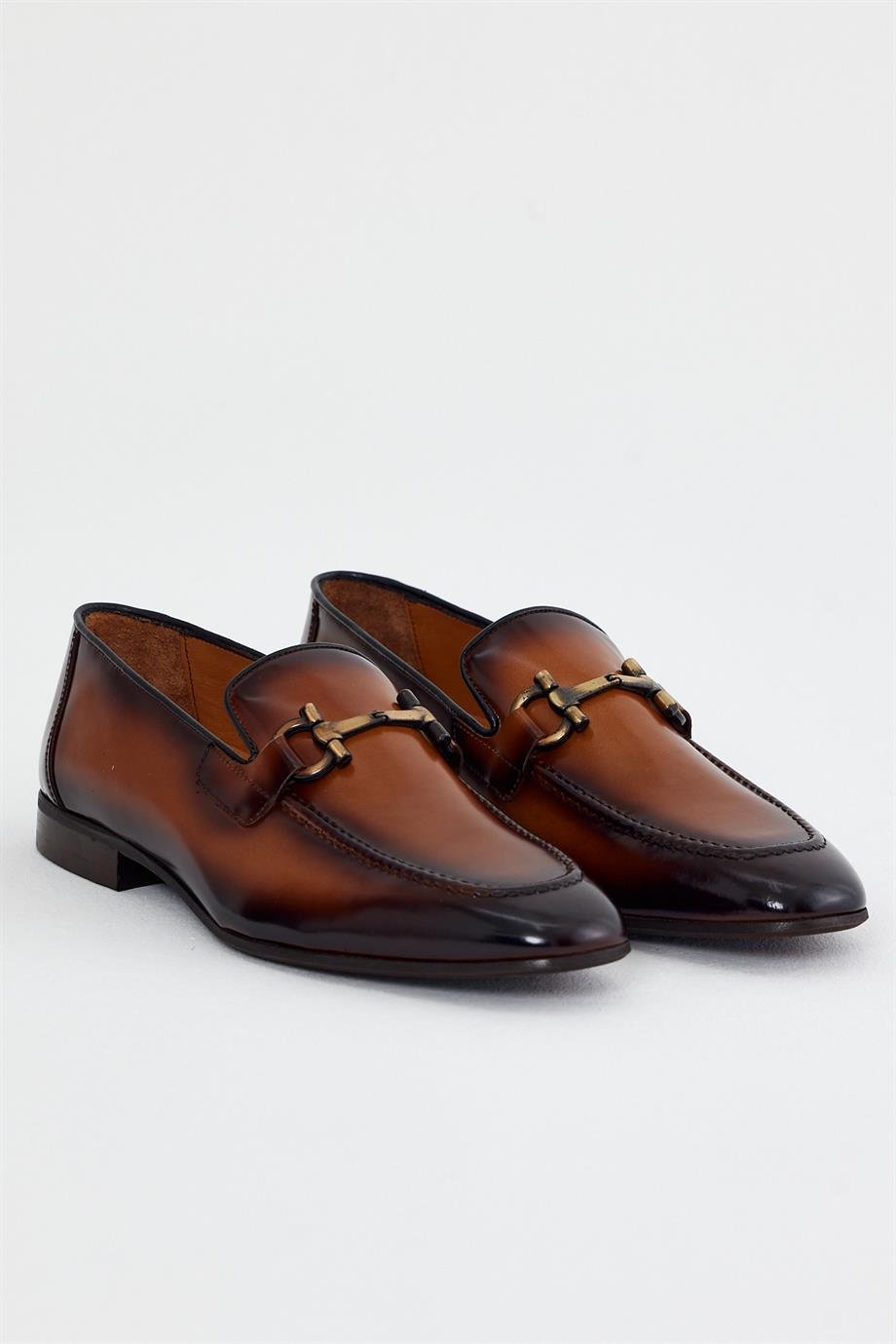 Özel Patina'lı Hakiki deri Loafer ürünü YENİ SEZON kategorisinde sizleri bekliyor.