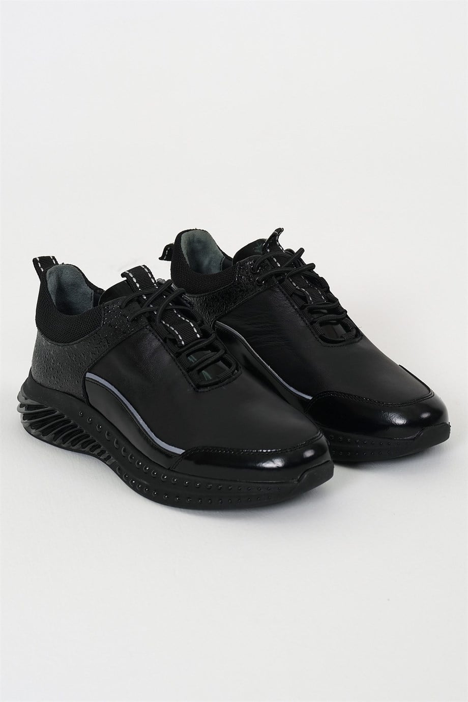 Özel Tasarım Hakiki Deri Sneakers ürünü SNEAKER kategorisinde sizleri bekliyor.