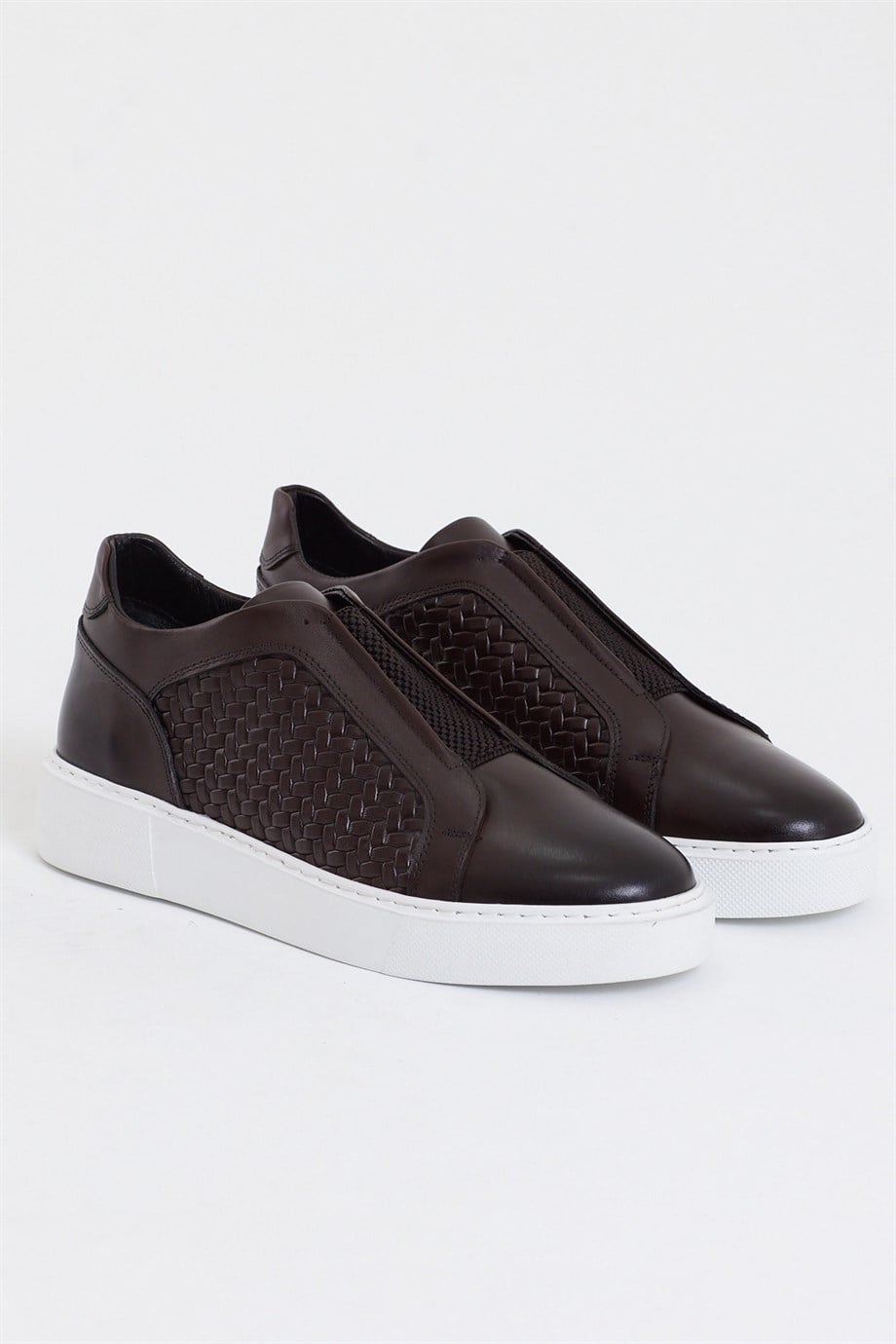 Özel Tasarım Hasır Detay Sneakers ürünü YENİ SEZON kategorisinde sizleri bekliyor.