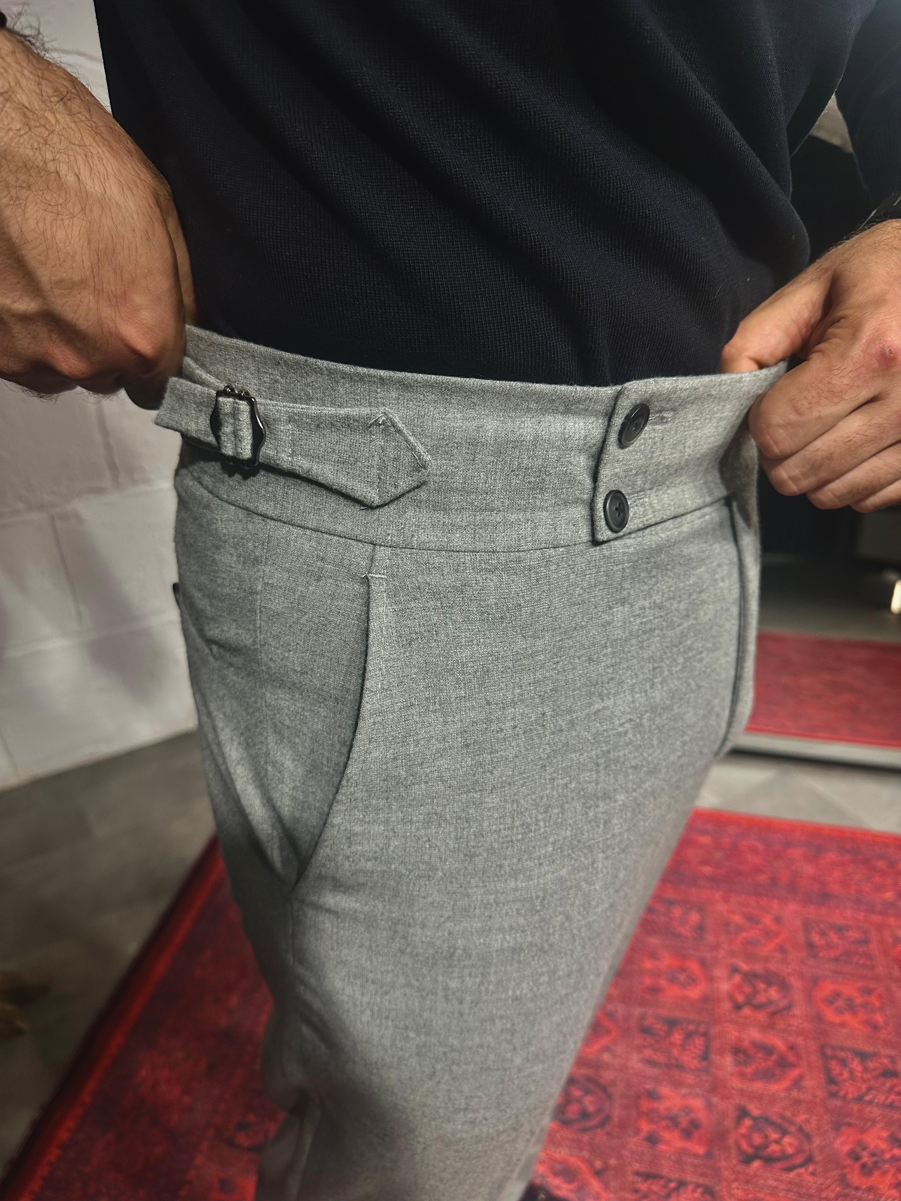Özel Tasarım Kemer Detaylı Yün Kumaş Pantalon ürünü ALT GİYİM kategorisinde sizleri bekliyor.