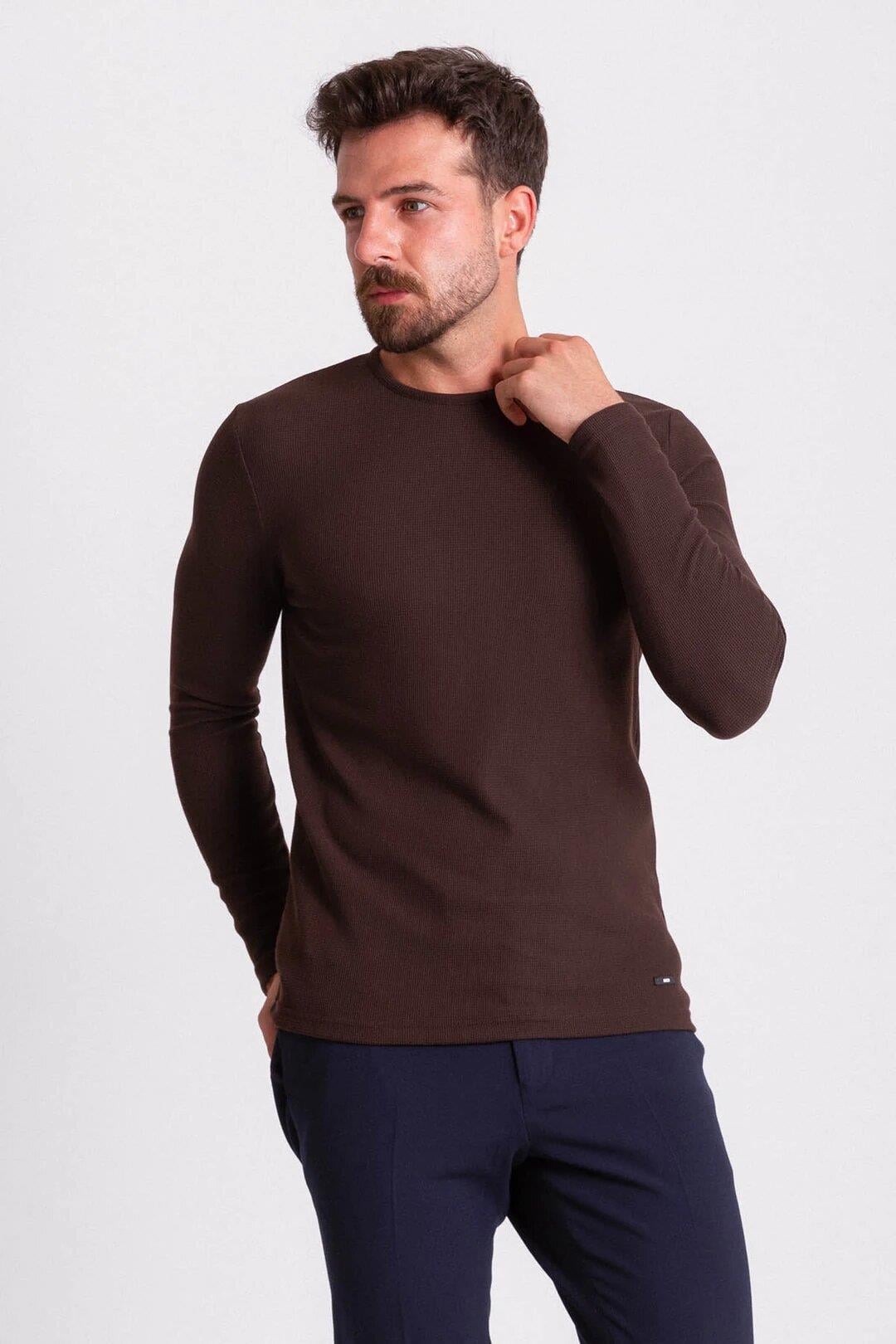 Özel Tasarım Slim Fit Bisiklet Yaka Kendinden Desenli Triko ürünü ÜST GİYİM kategorisinde sizleri bekliyor.