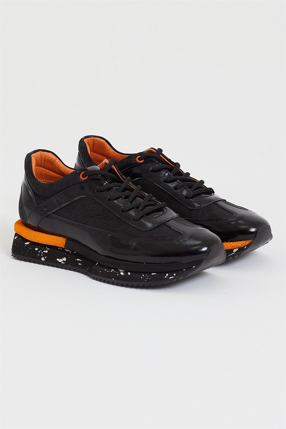 Özel Tasarım Sneakers ürünü NEW SEASON kategorisinde sizleri bekliyor.